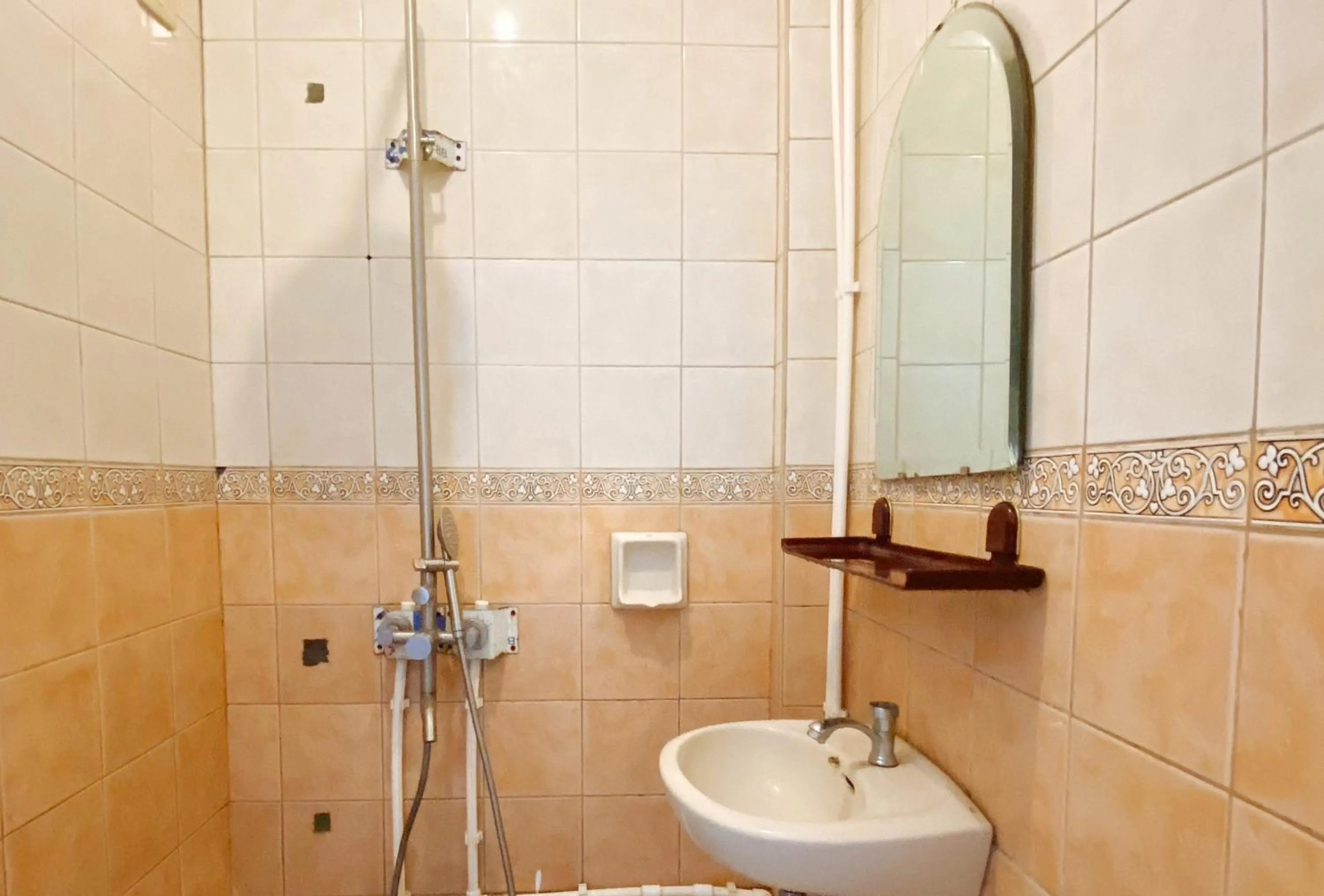 Shower in RedDoorz @ White Castle Beach Resort Iba Zambales