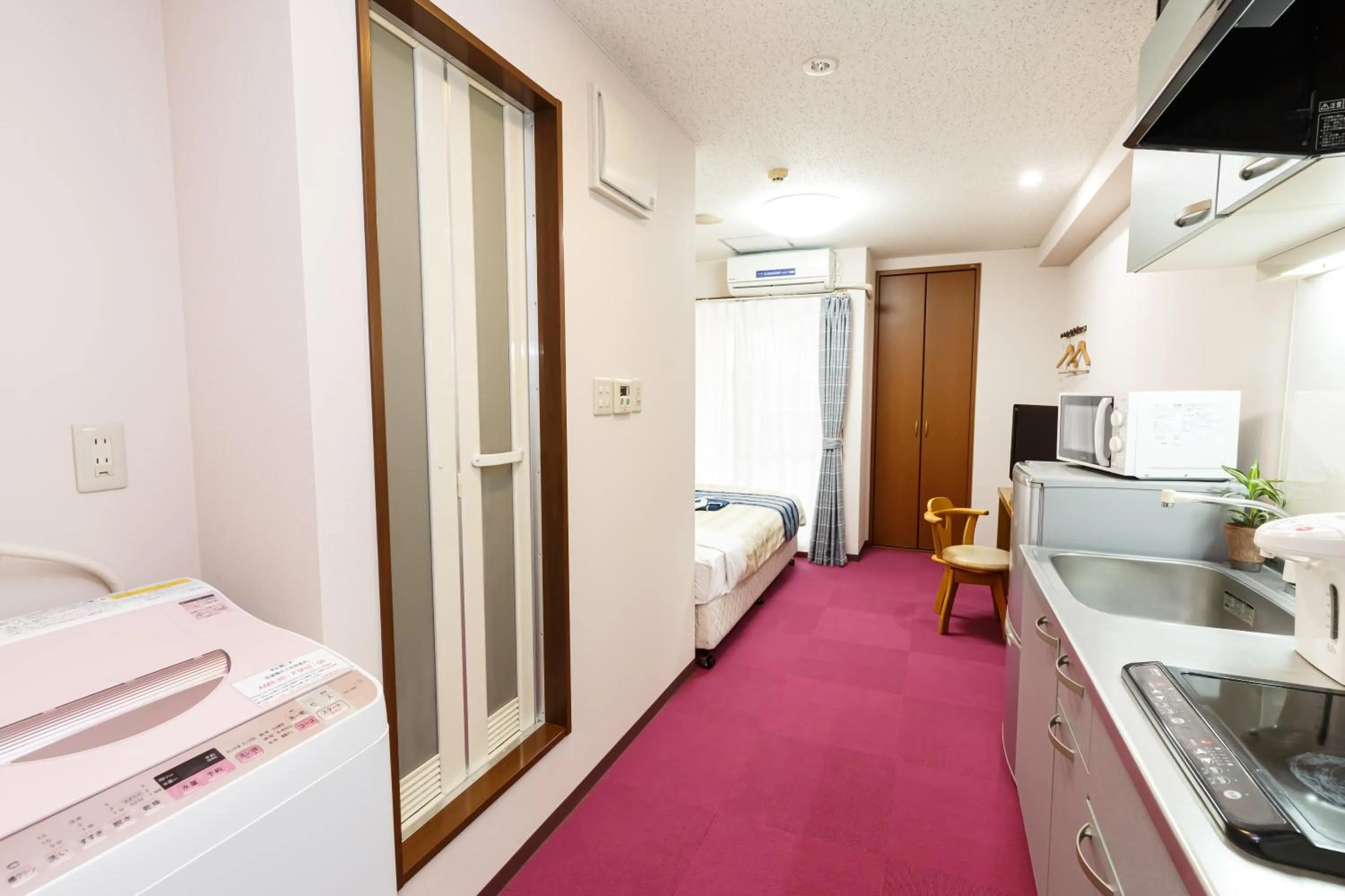 Photo of the whole room in Peace Land Kume