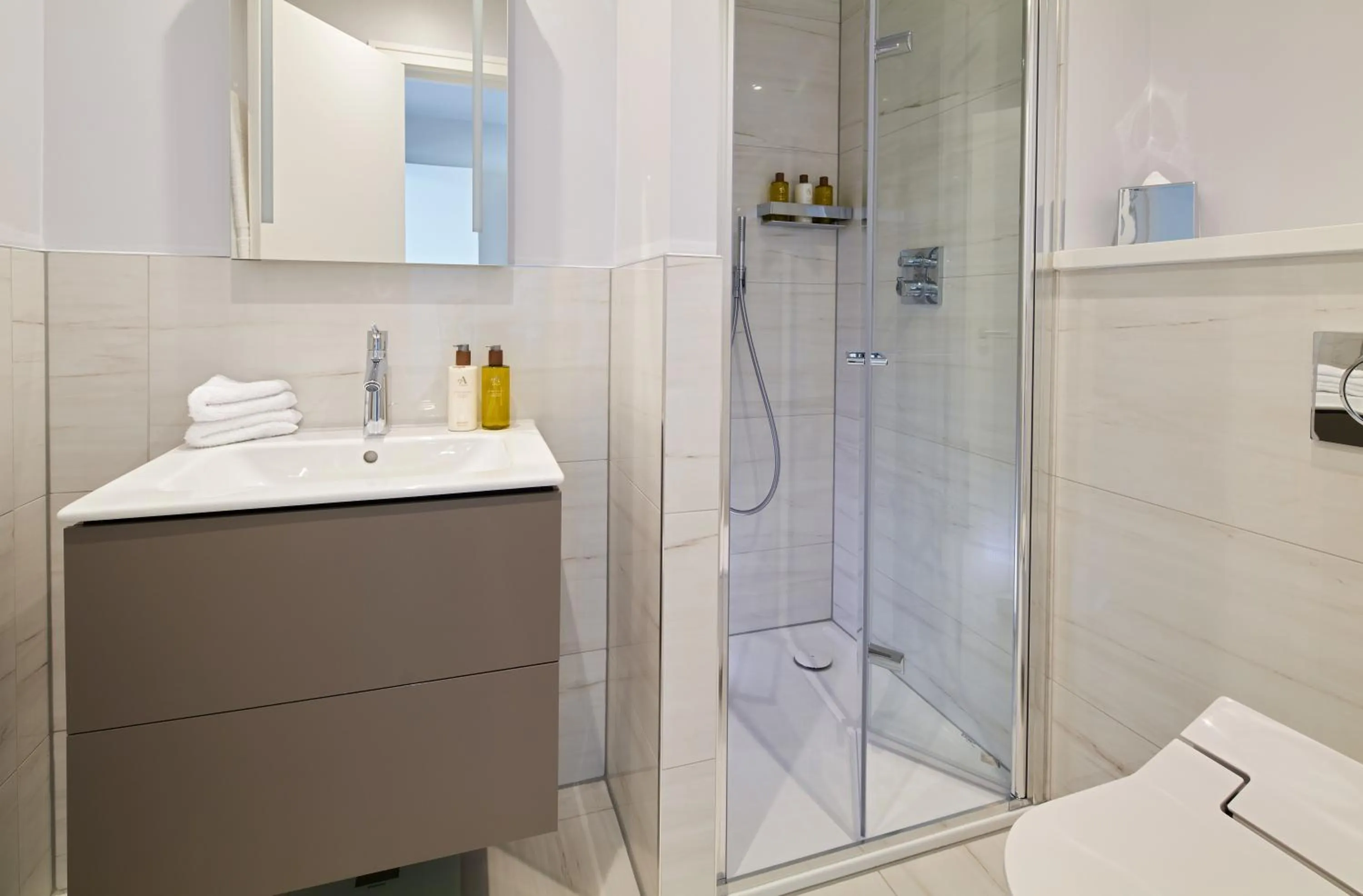 Shower in Cheval Harrington Court at South Kensington