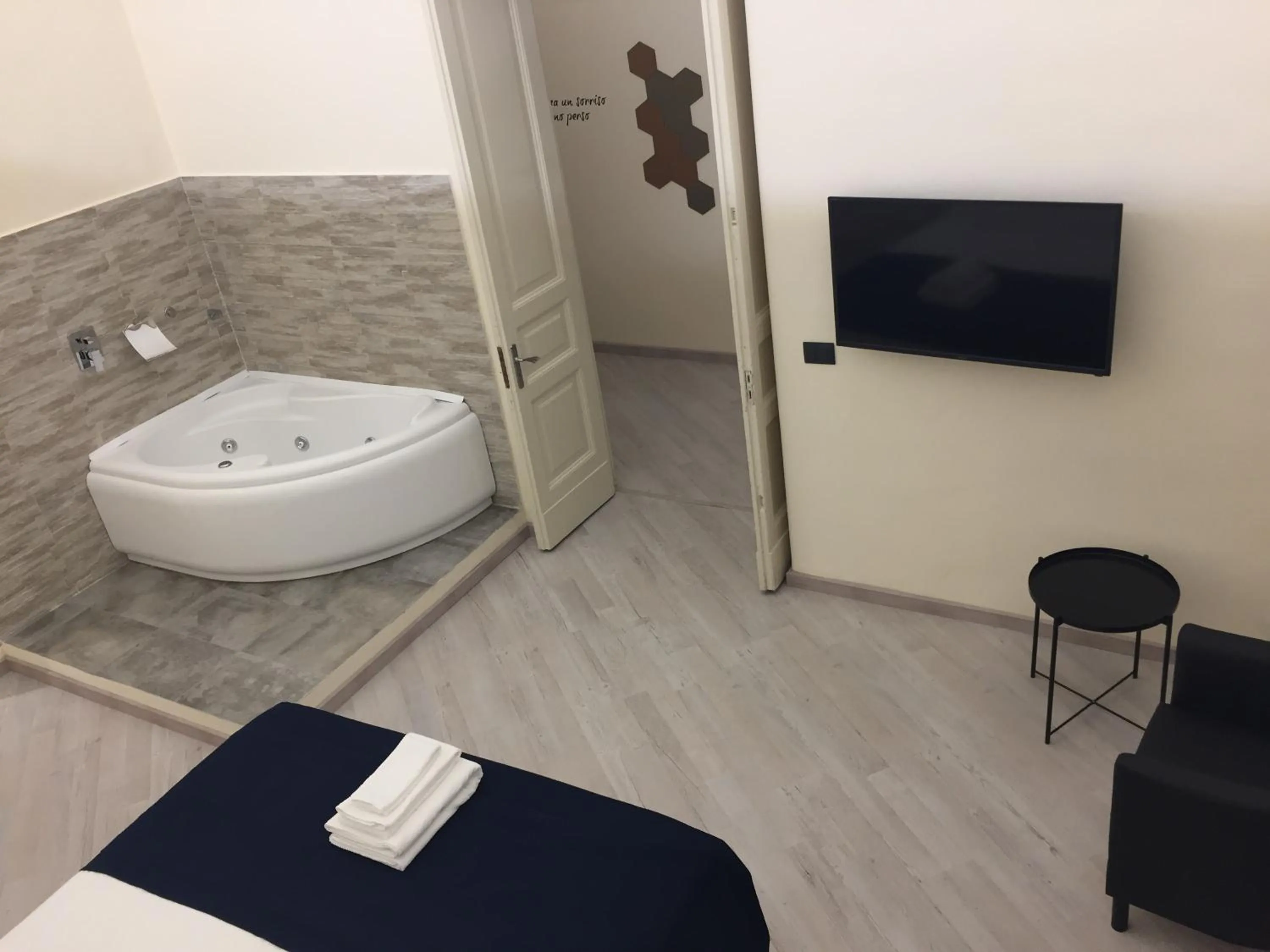 Hot Tub, Bed in Catania Sun&Sea - Sea Suite