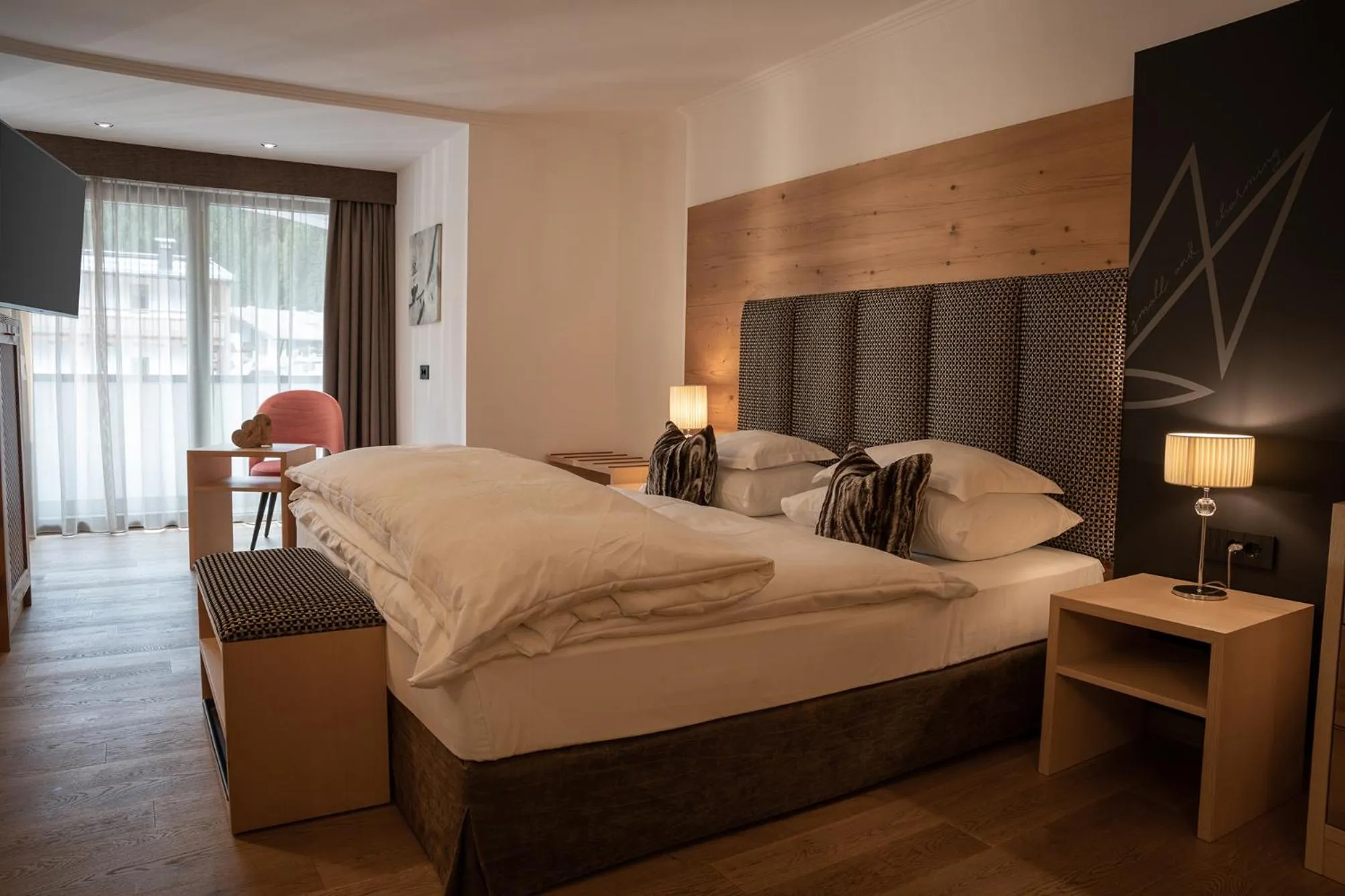 Bedroom, Bed in The Laurin Small & Charming