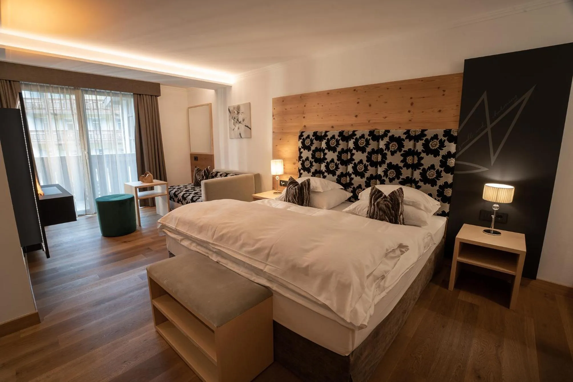 Bedroom, Bed in The Laurin Small & Charming