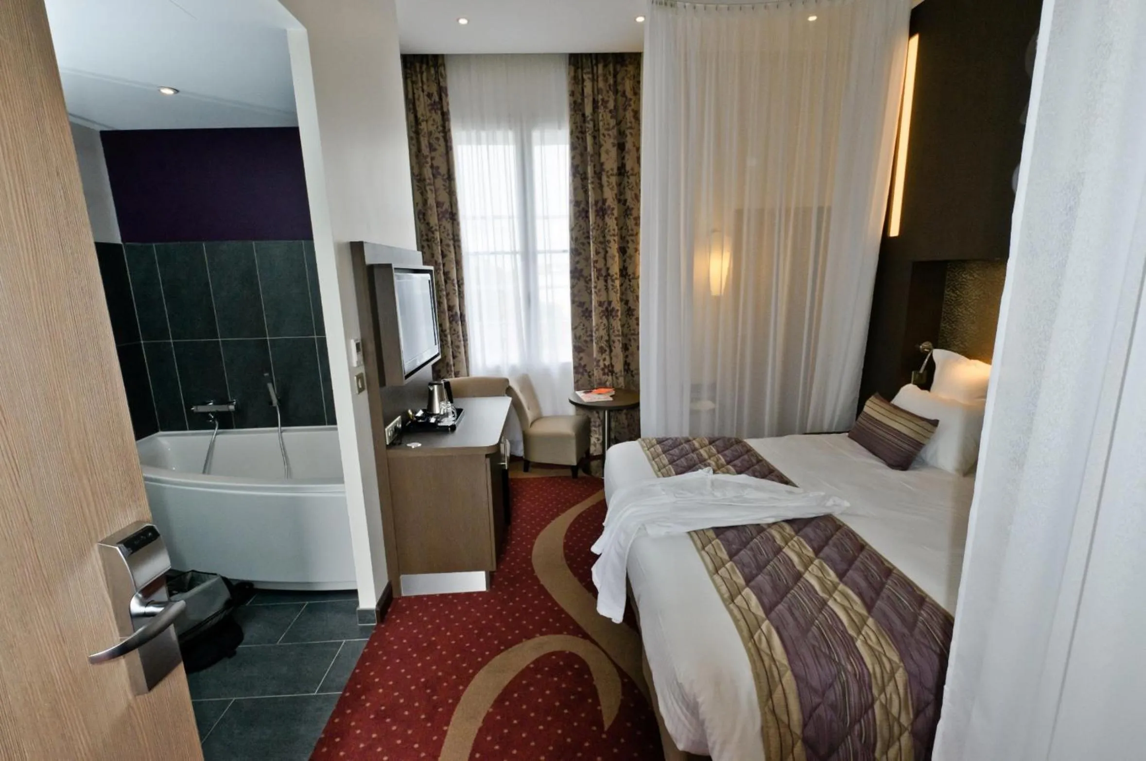 Photo of the whole room, Bed in Hôtel François Premier Cognac Centre