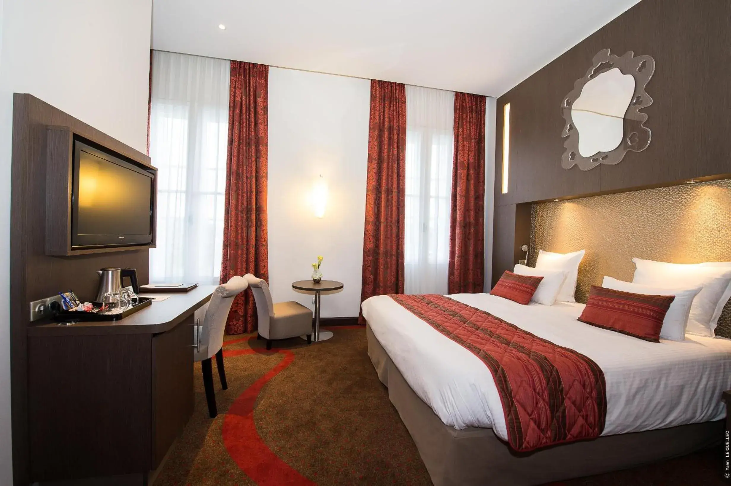 Photo of the whole room, Bed in Hôtel François Premier Cognac Centre Photo of the whole room, Bed in Hôtel François Premier Cognac Centre