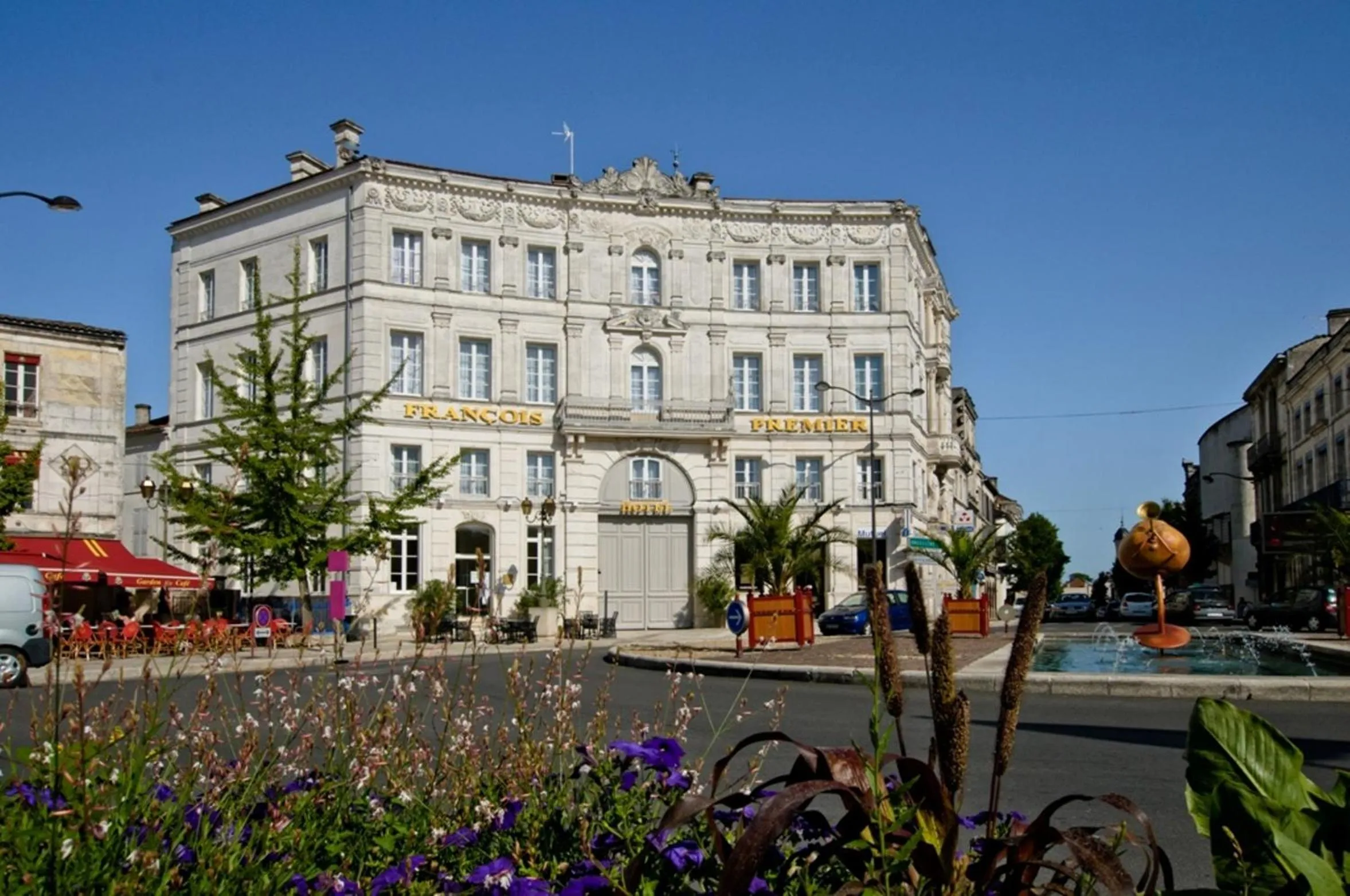 Property building in Hôtel François Premier Cognac Centre