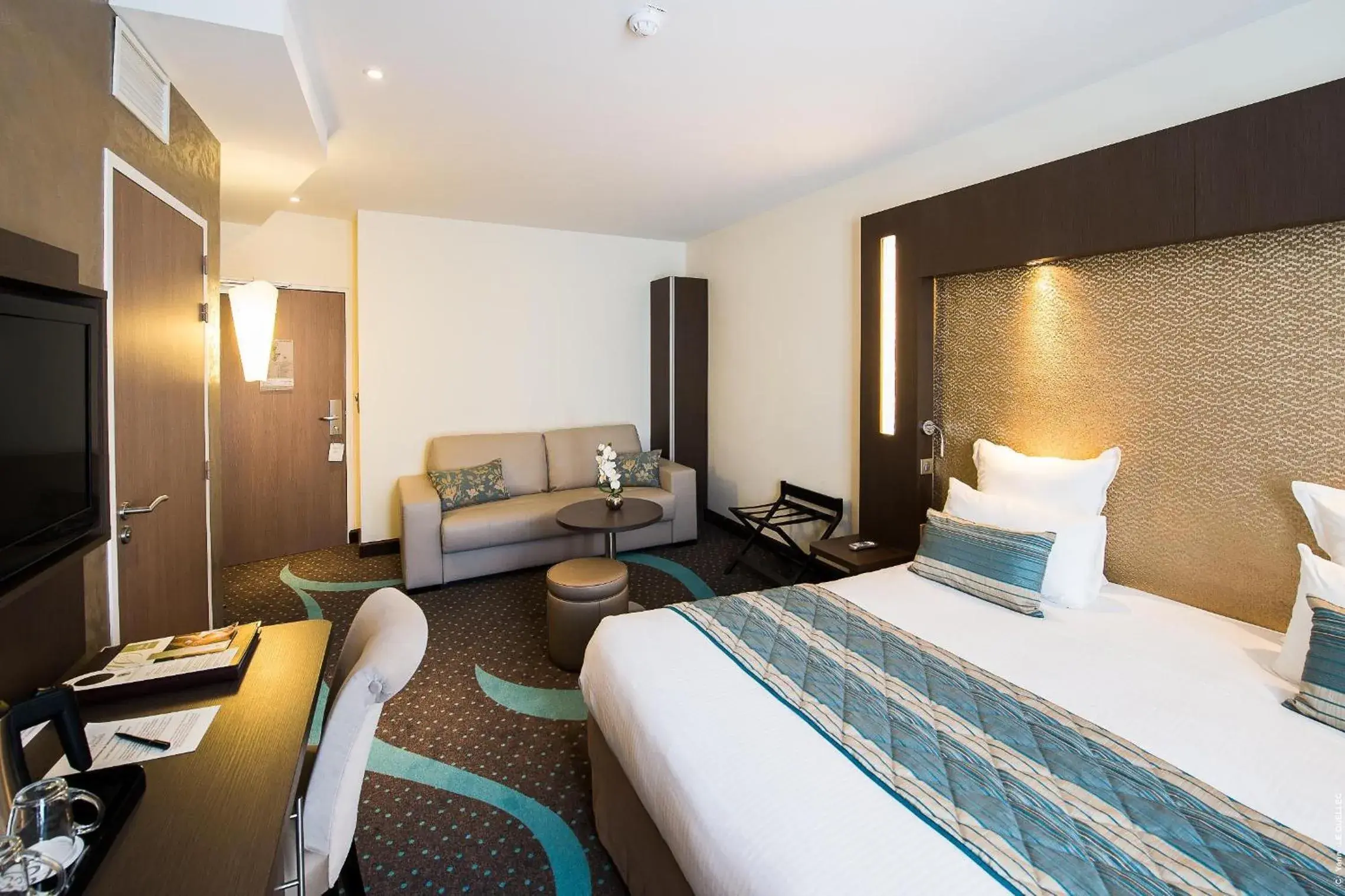 Photo of the whole room, Bed in Hôtel François Premier Cognac Centre Photo of the whole room, Bed in Hôtel François Premier Cognac Centre