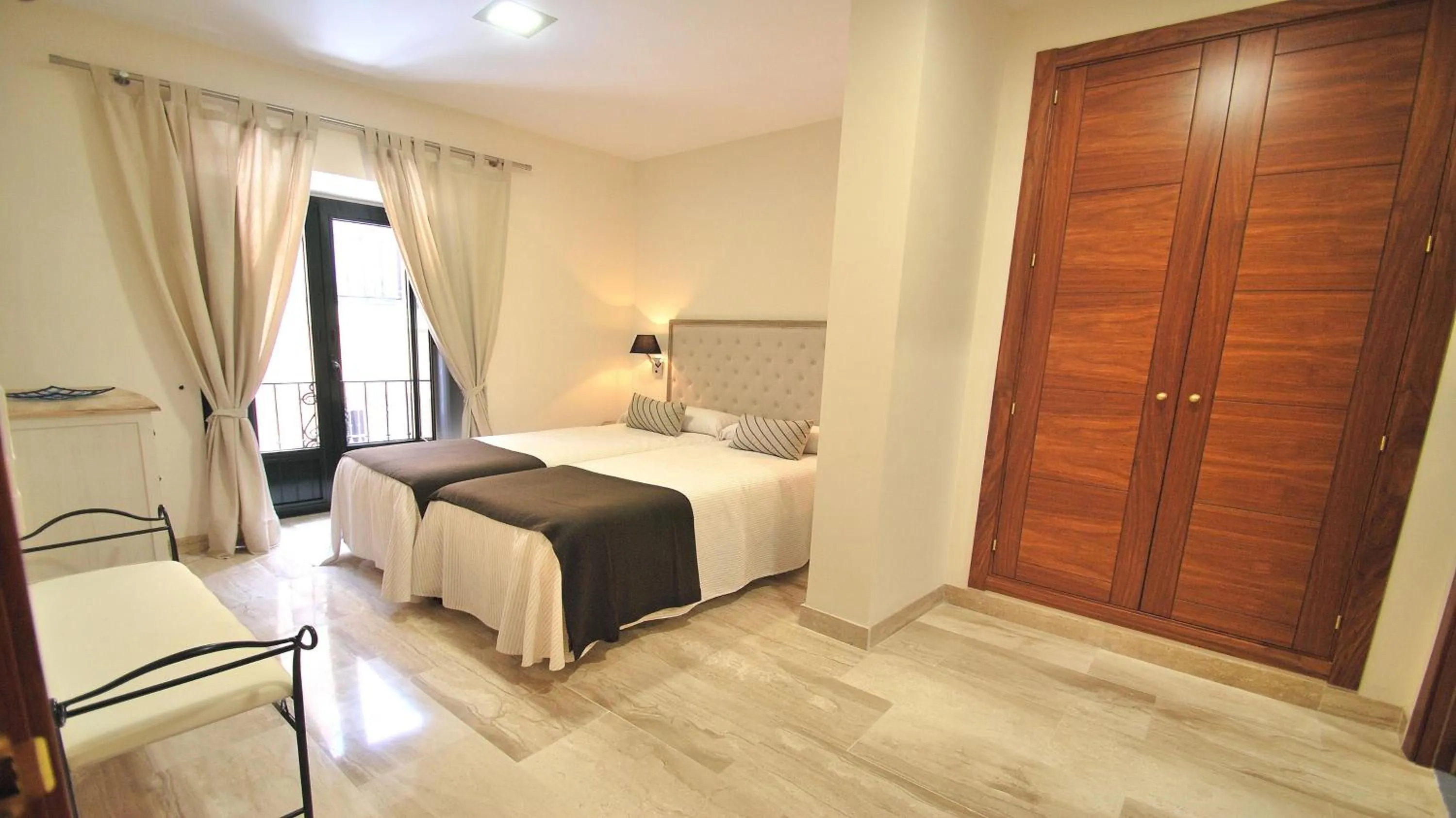 Bedroom, Bed in Apartamentos Living Sevilla Centro Maestranza