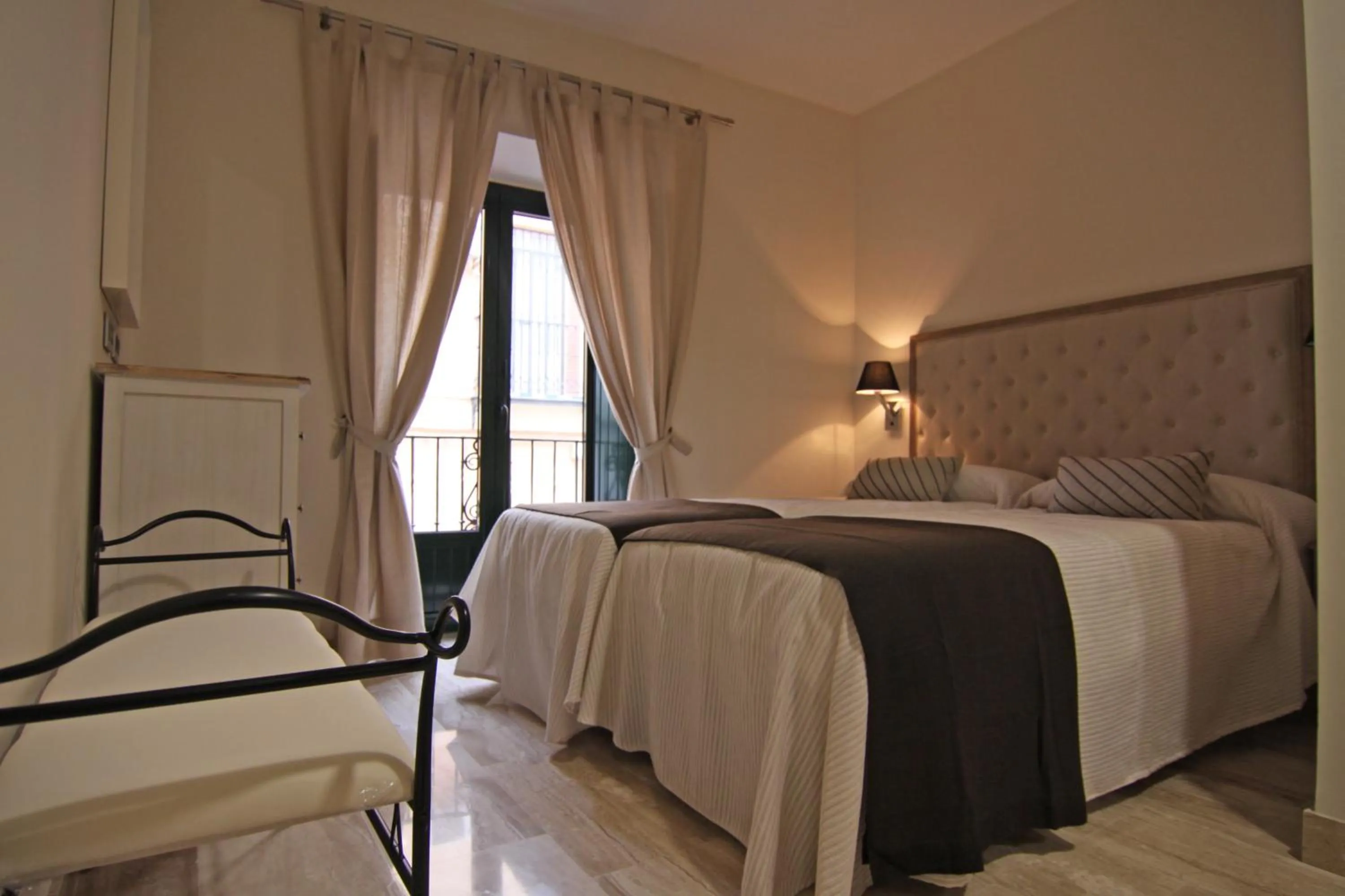 Bedroom, Bed in Apartamentos Living Sevilla Centro Maestranza