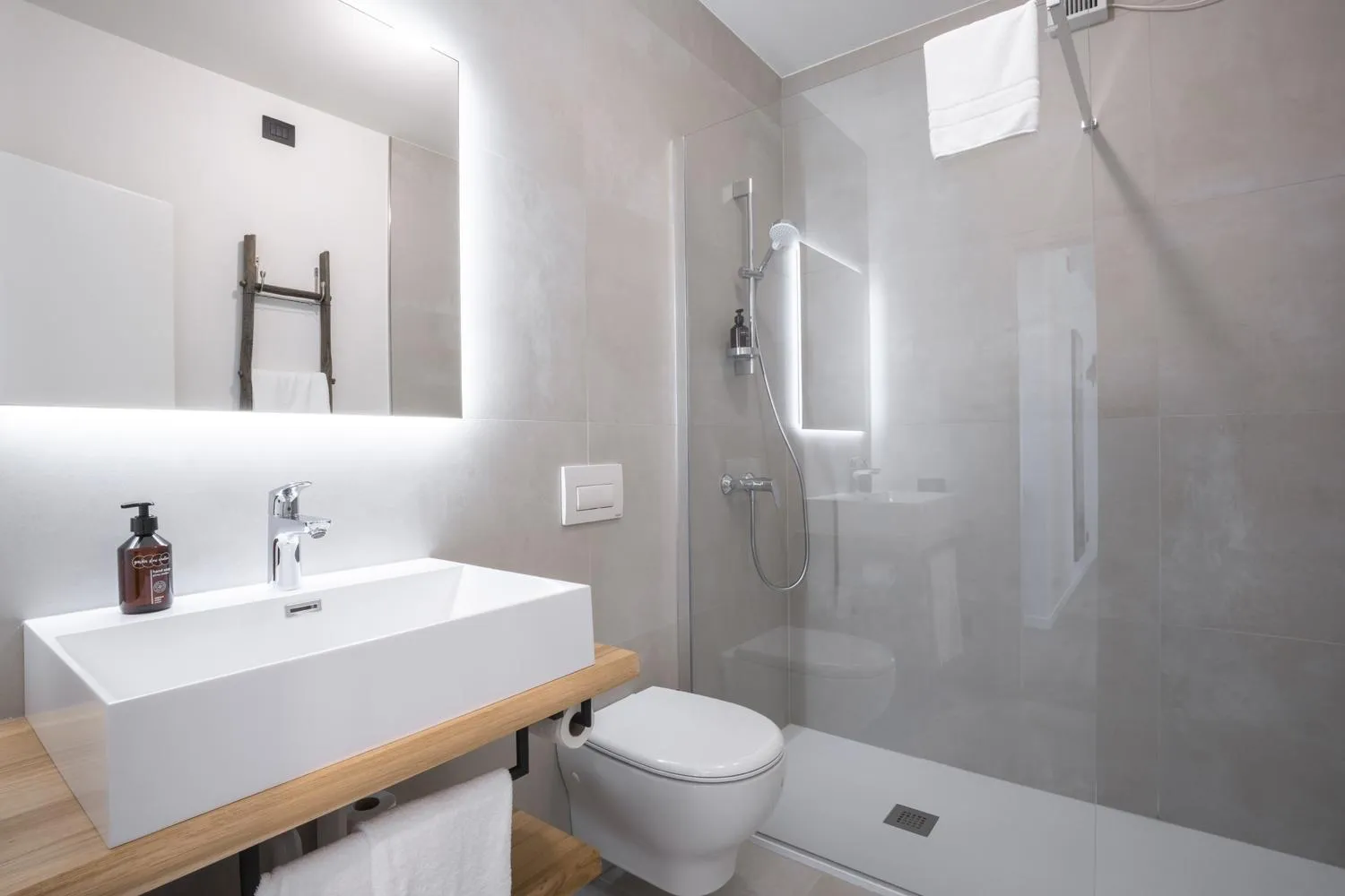 Shower in Hotel Antica Croce - Gardaslowemotion