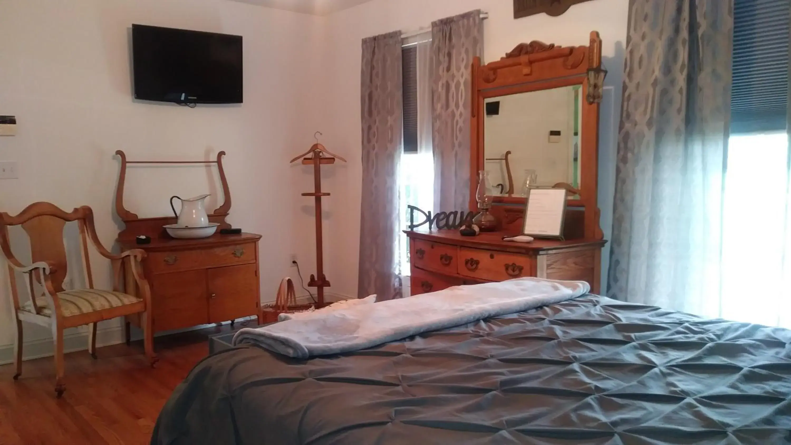 Marvels on the creek Marvels on the creek