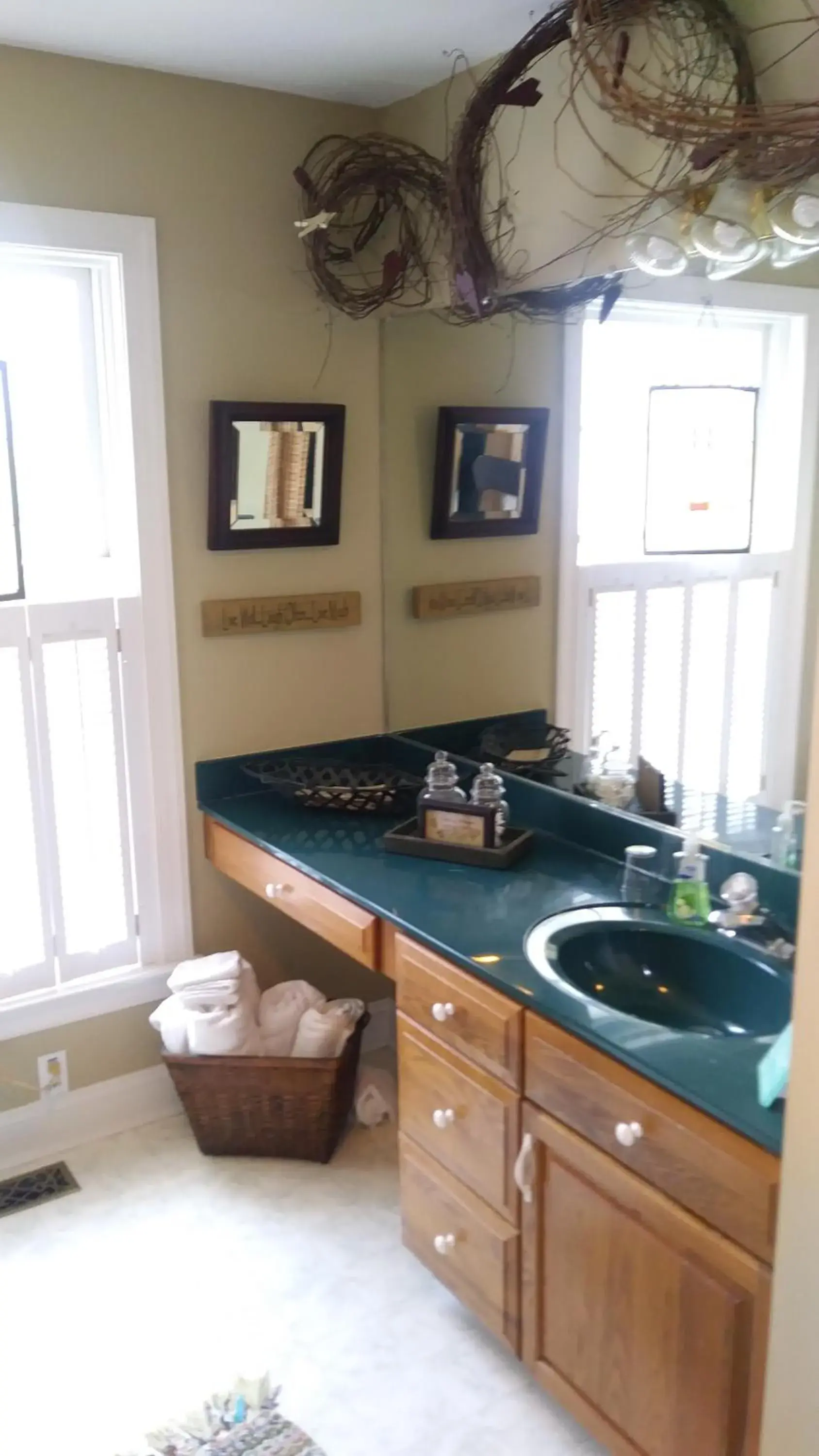 Marvels on the creek Marvels on the creek