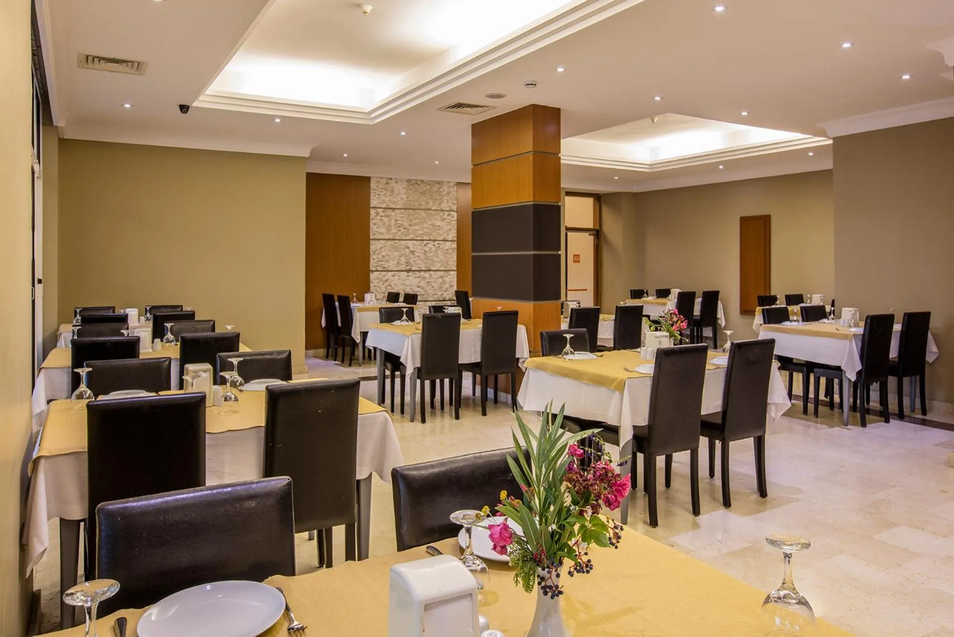 Restaurant/places to eat in City's Hill Hotel