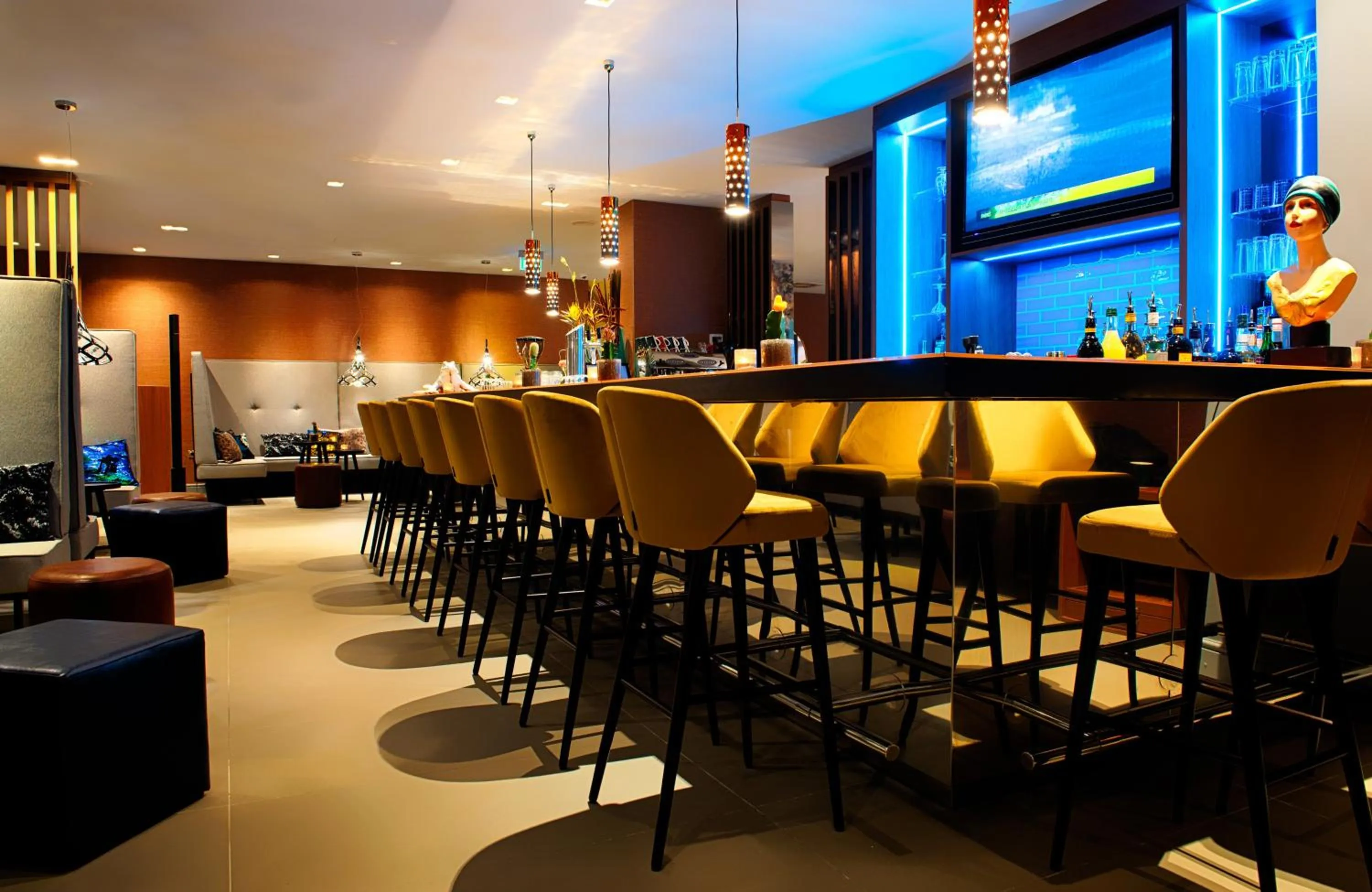 Lounge or bar in NYX Hotel Mannheim by Leonardo Hotels
