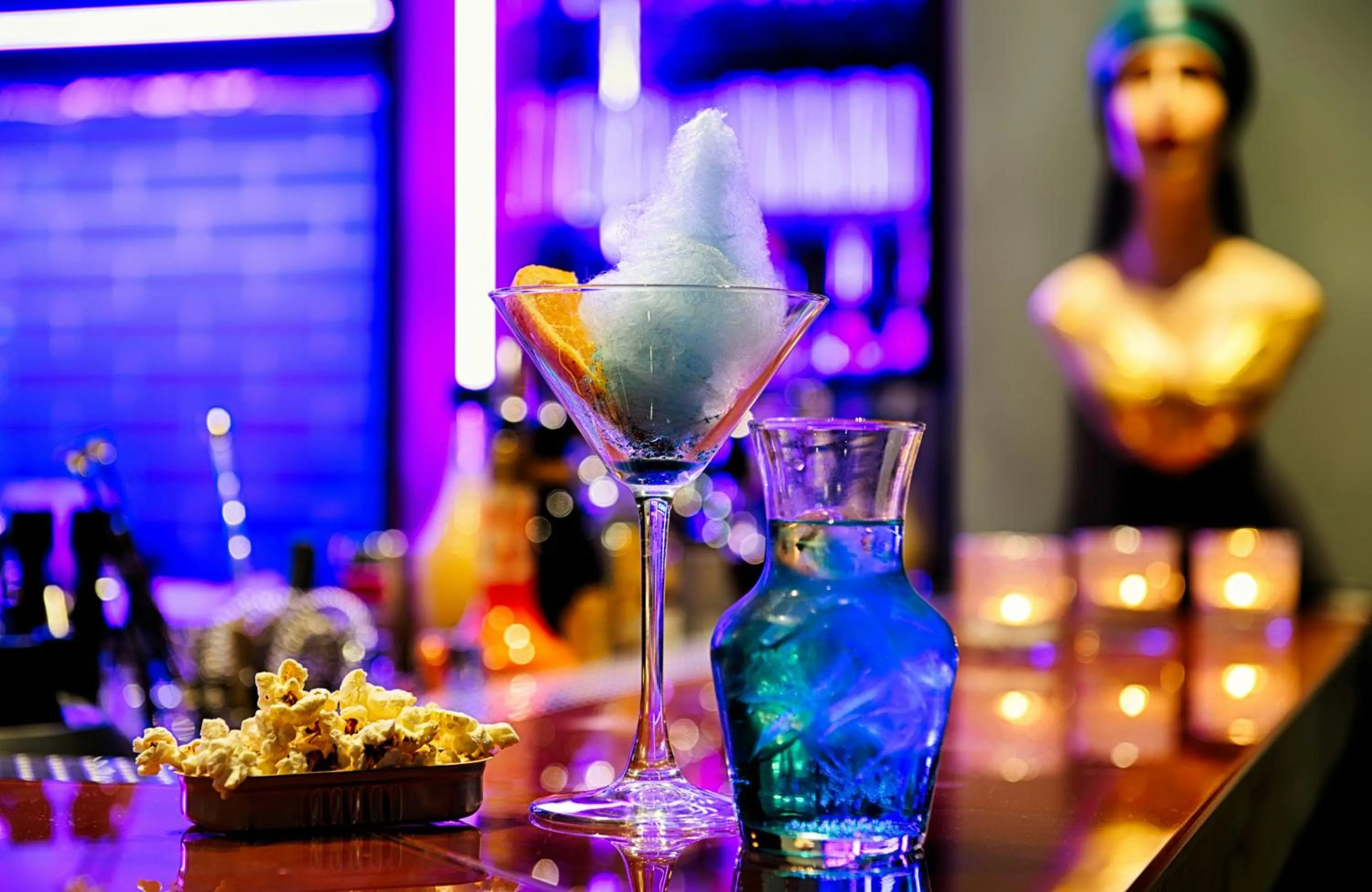 Lounge or bar in NYX Hotel Mannheim by Leonardo Hotels