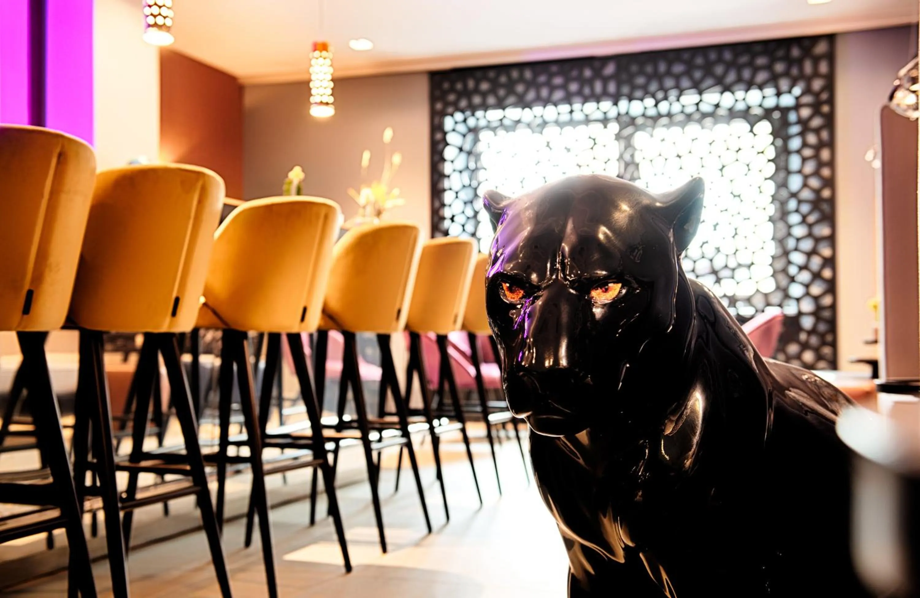 Lounge or bar in NYX Hotel Mannheim by Leonardo Hotels