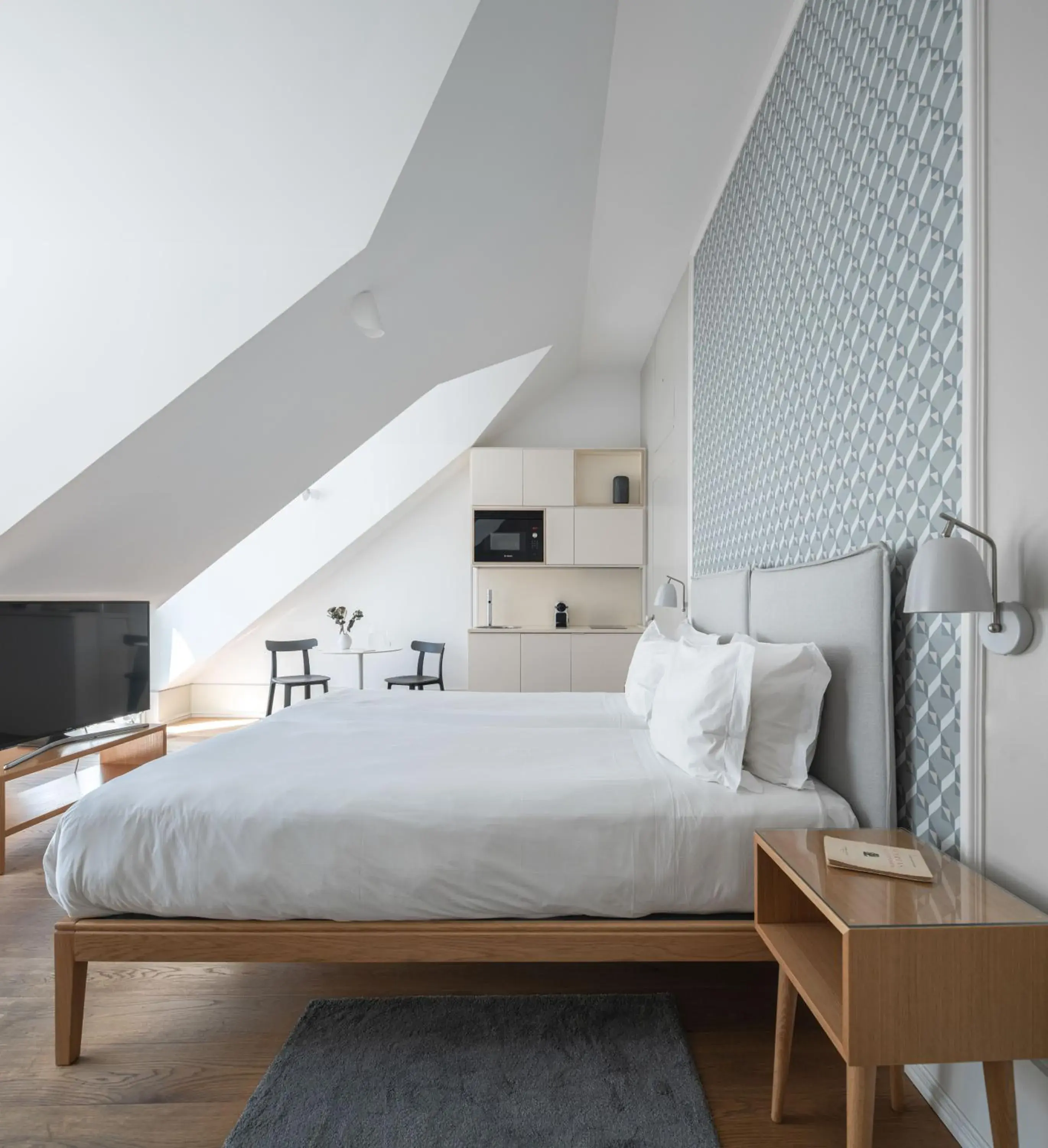 TV and multimedia, Bed in Boutique Chiado Suites TV and multimedia, Bed in Boutique Chiado Suites