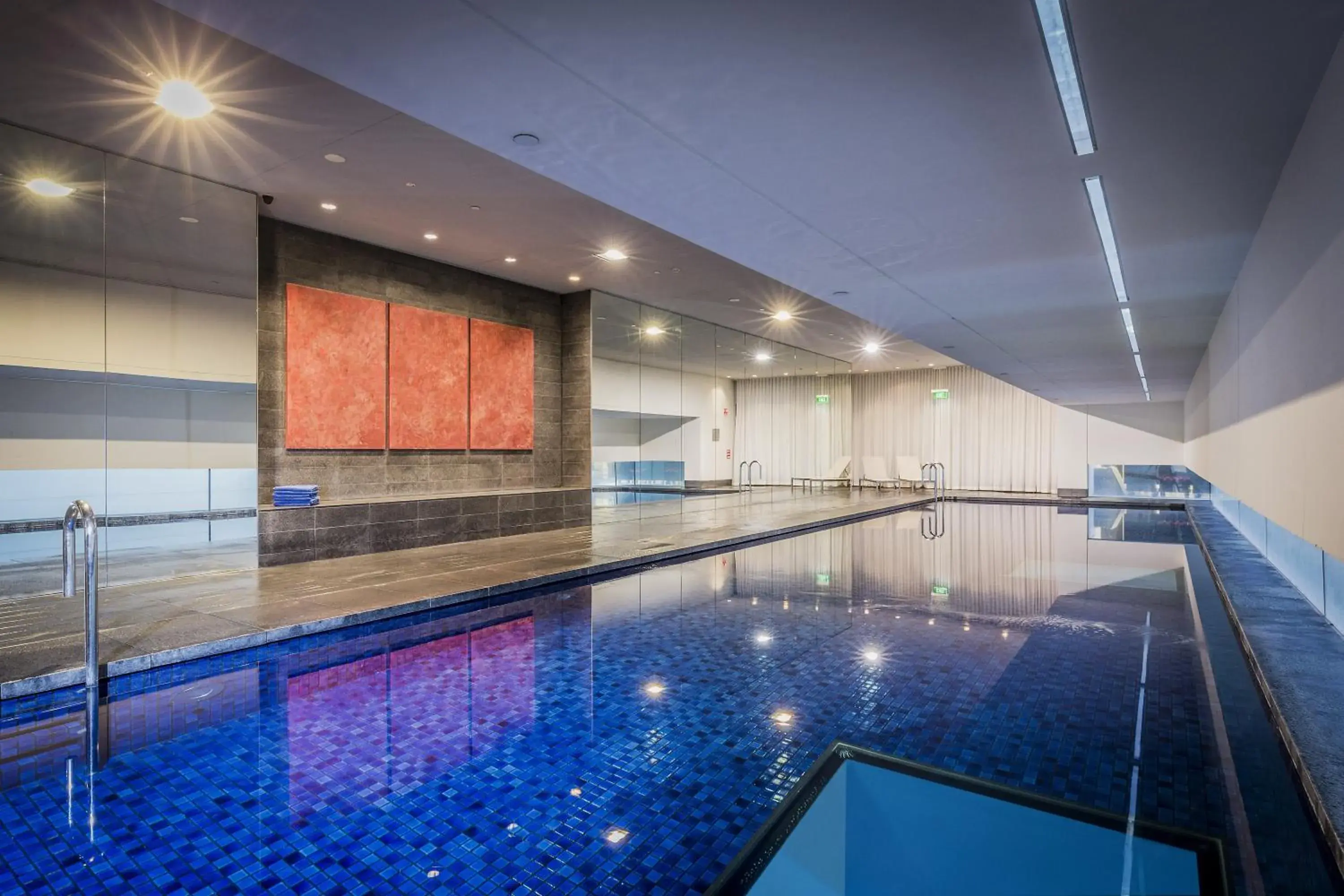 Swimming pool in Fraser Suites Sydney Swimming pool in Fraser Suites Sydney