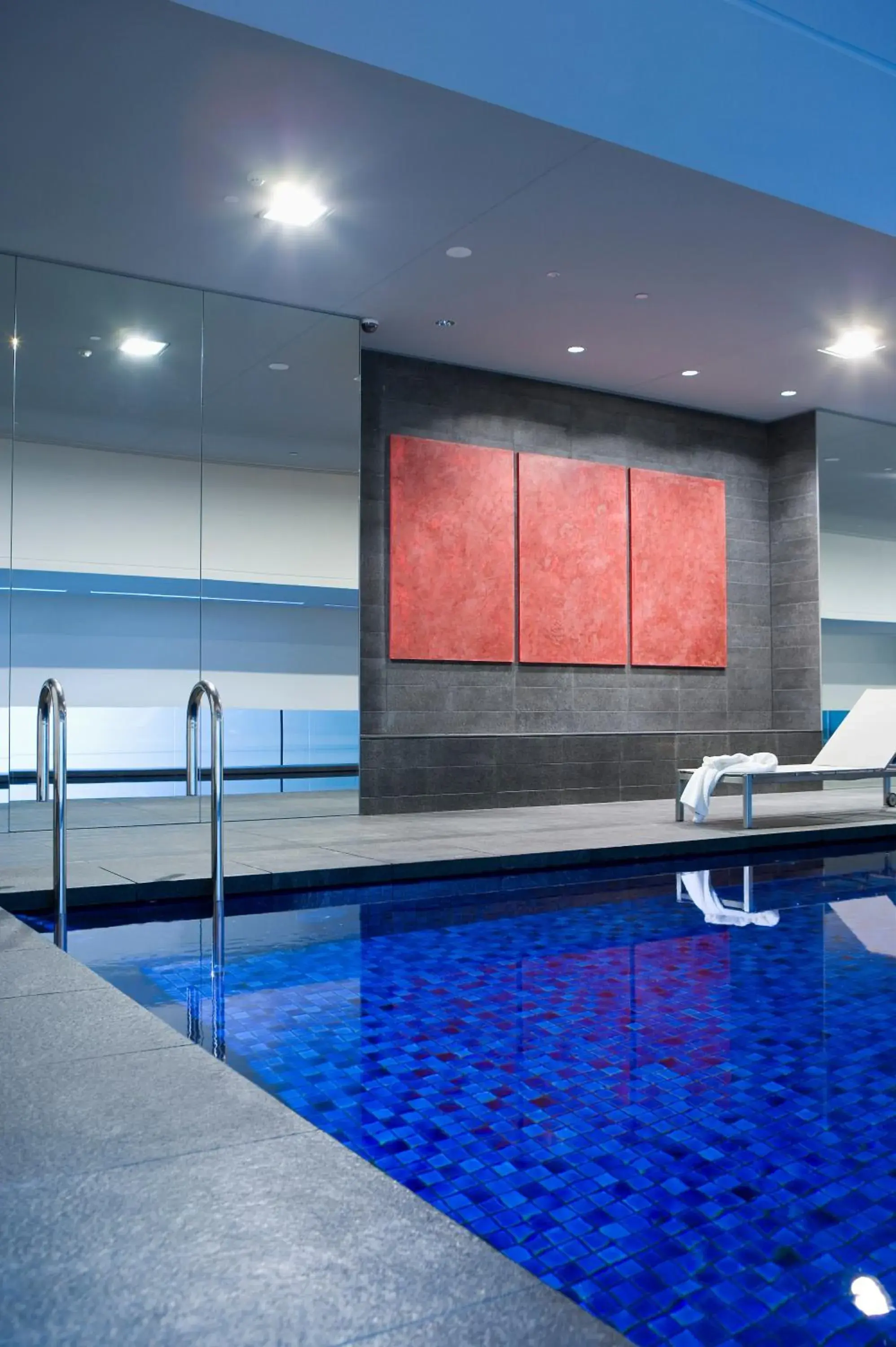 Swimming pool in Fraser Suites Sydney Swimming pool in Fraser Suites Sydney
