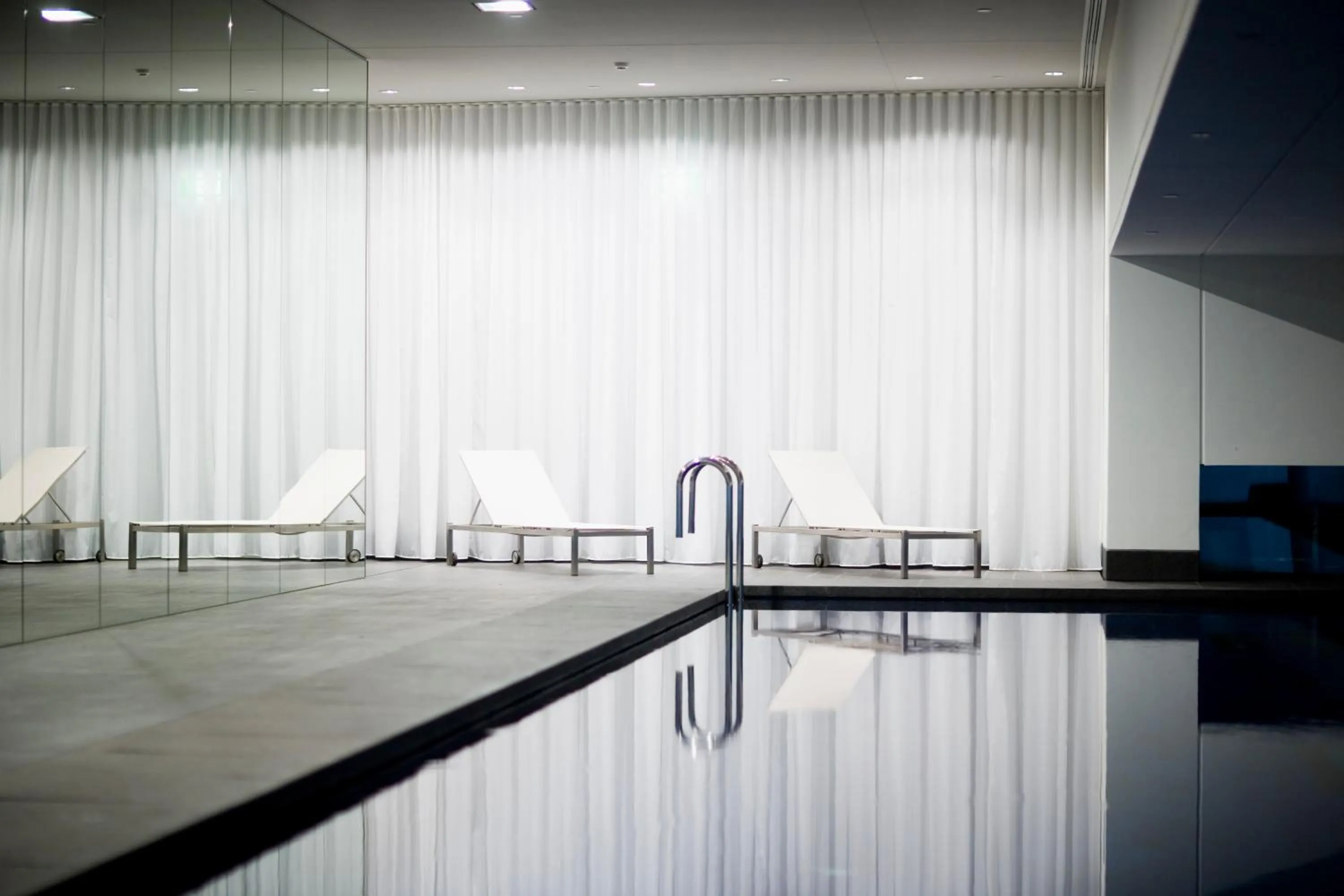 Swimming pool in Fraser Suites Sydney