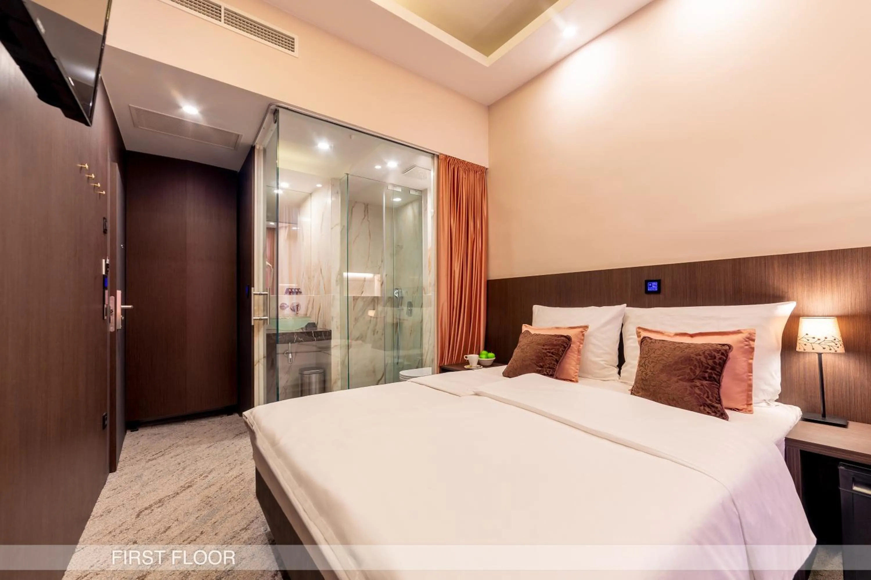 Photo of the whole room, Bed in Center Ljubljana