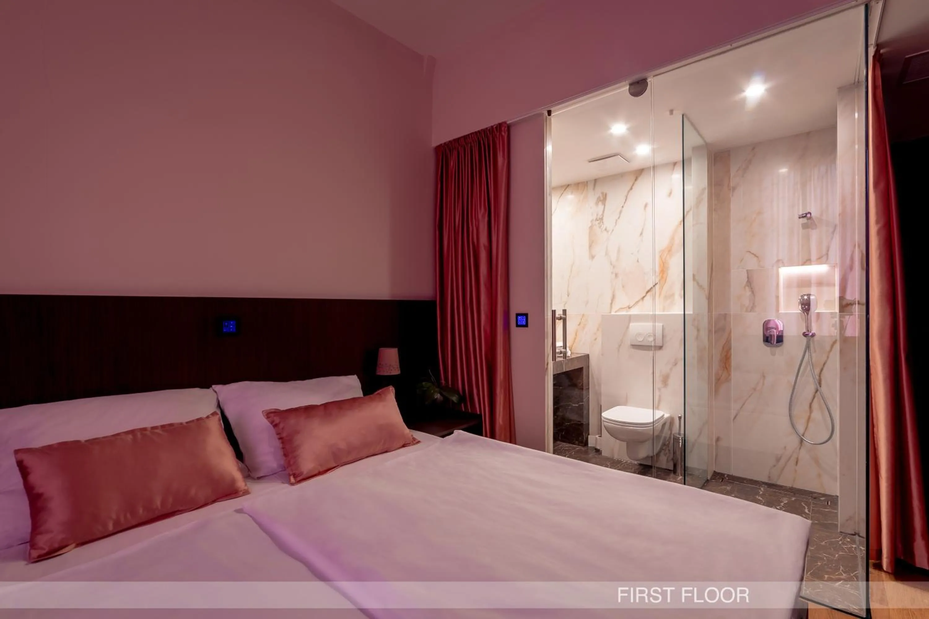 Bedroom, Bed in Center Ljubljana