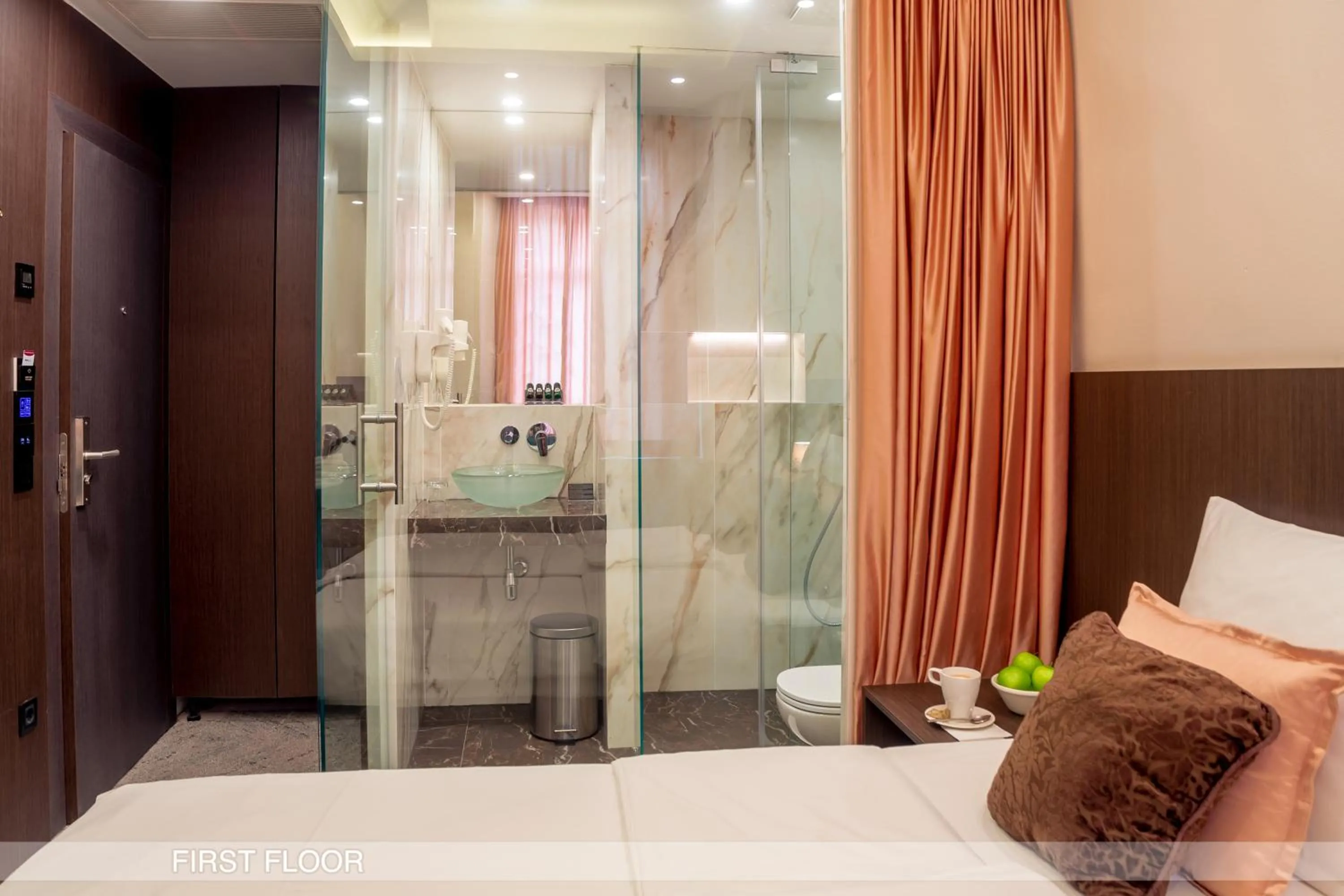Shower, Bed in Center Ljubljana