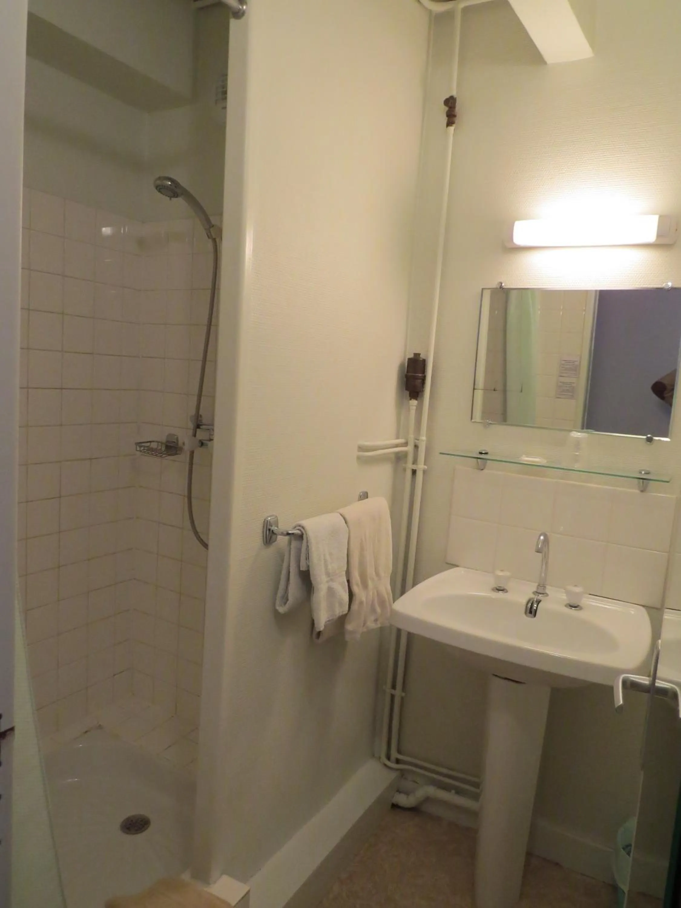 Bathroom in Hôtel de Clèves