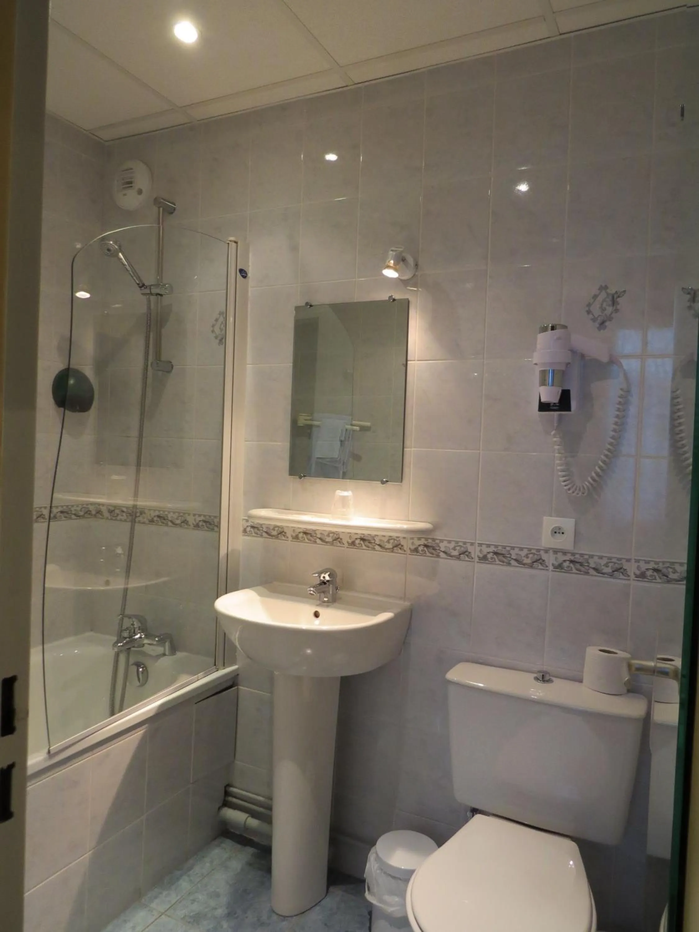 Bathroom in Hôtel de Clèves