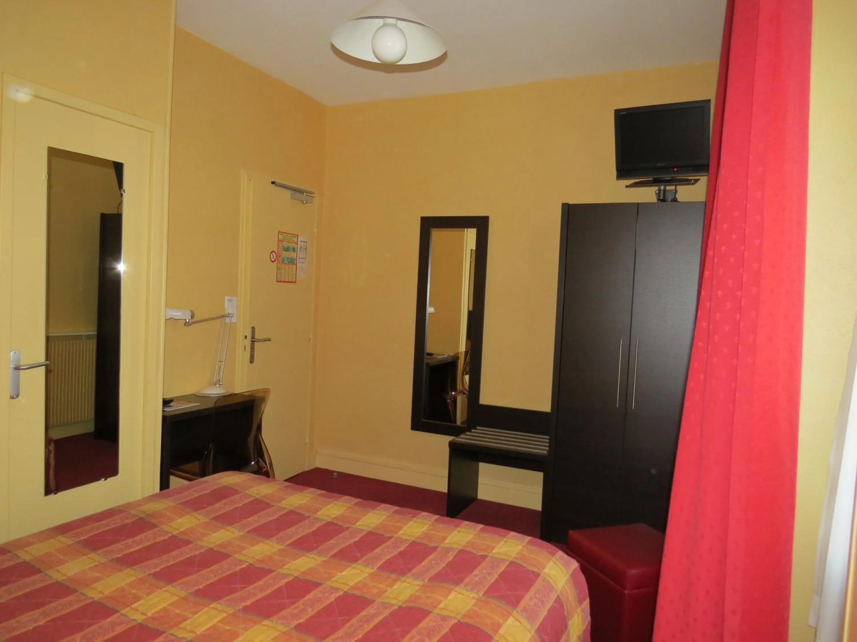 Bed in Hôtel de Clèves