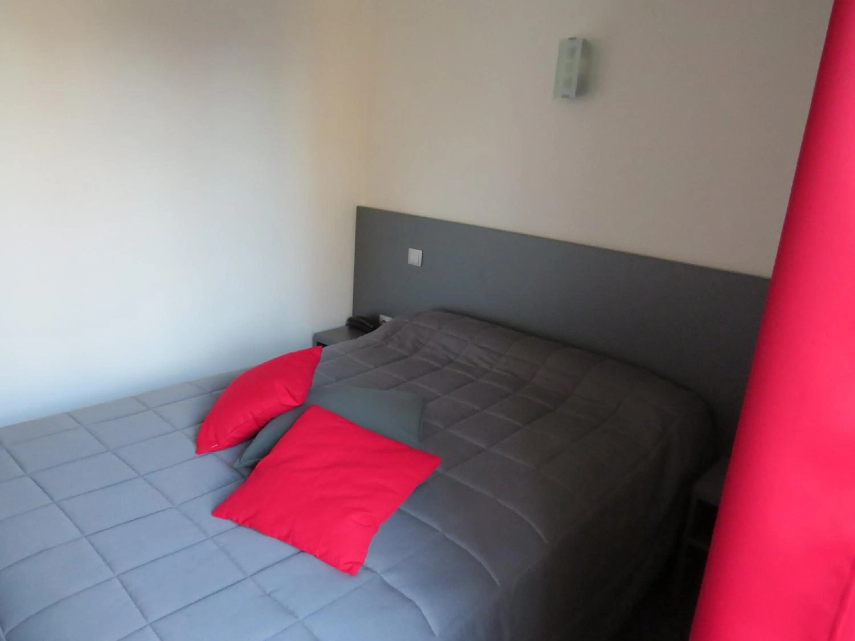 Bed in Hôtel de Clèves