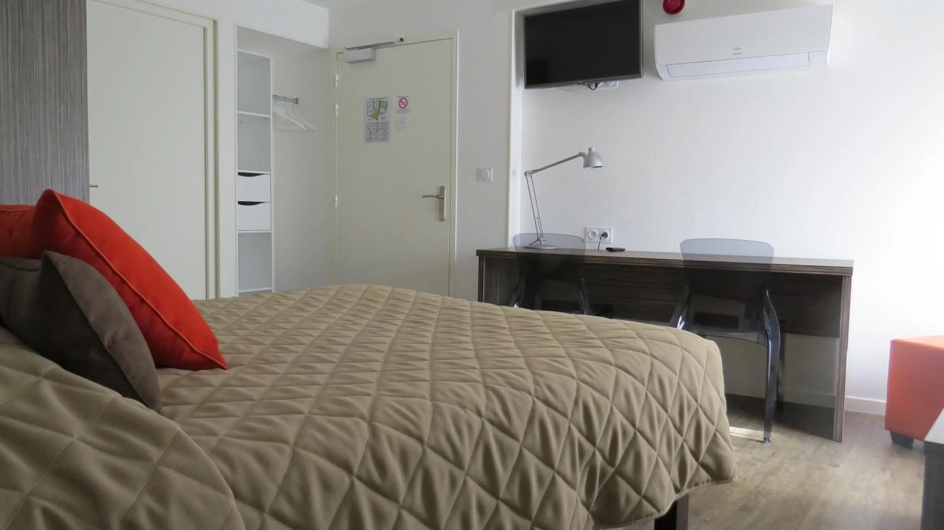 Bedroom, Bed in Hôtel de Clèves