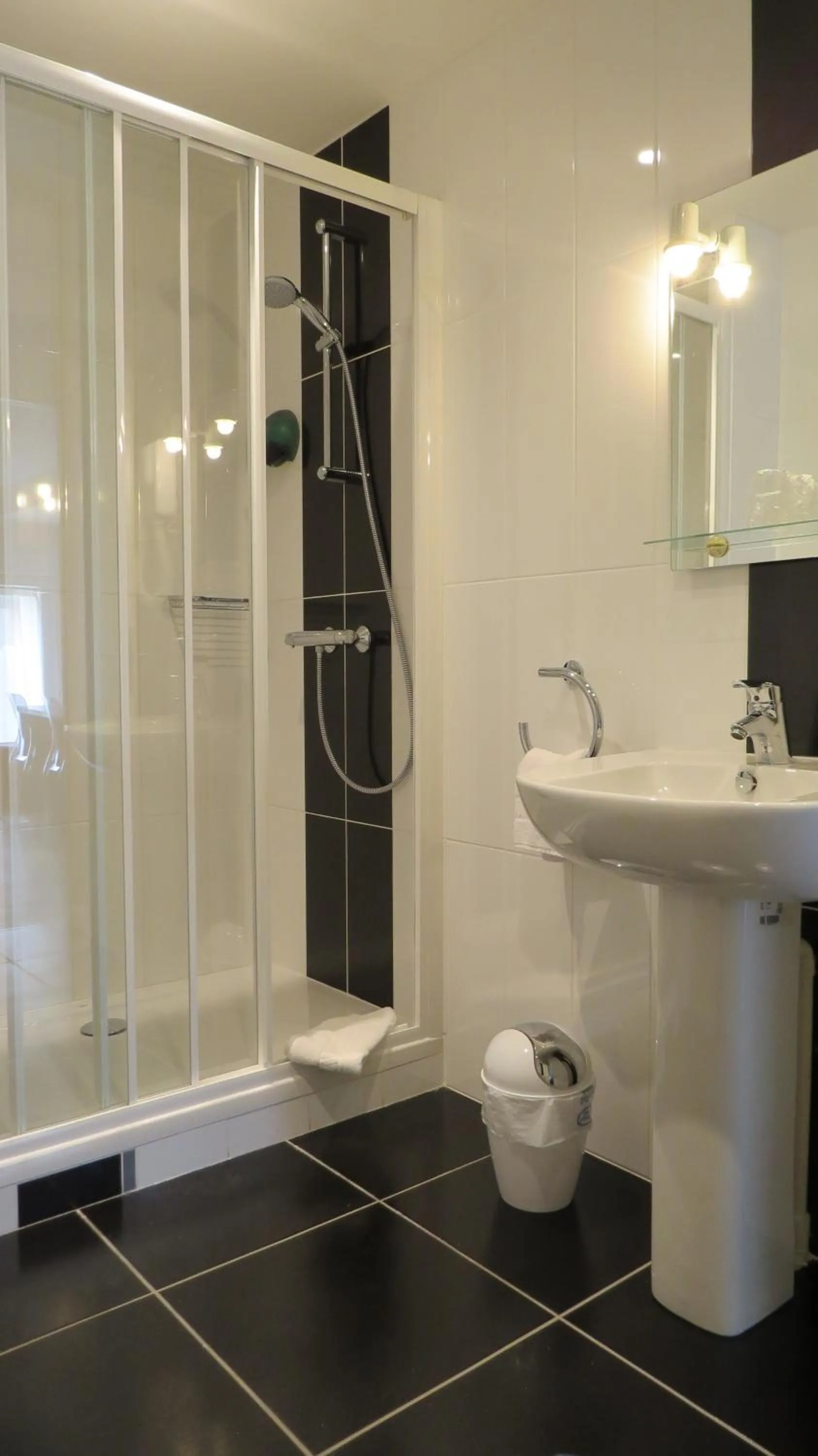 Bathroom in Hôtel de Clèves