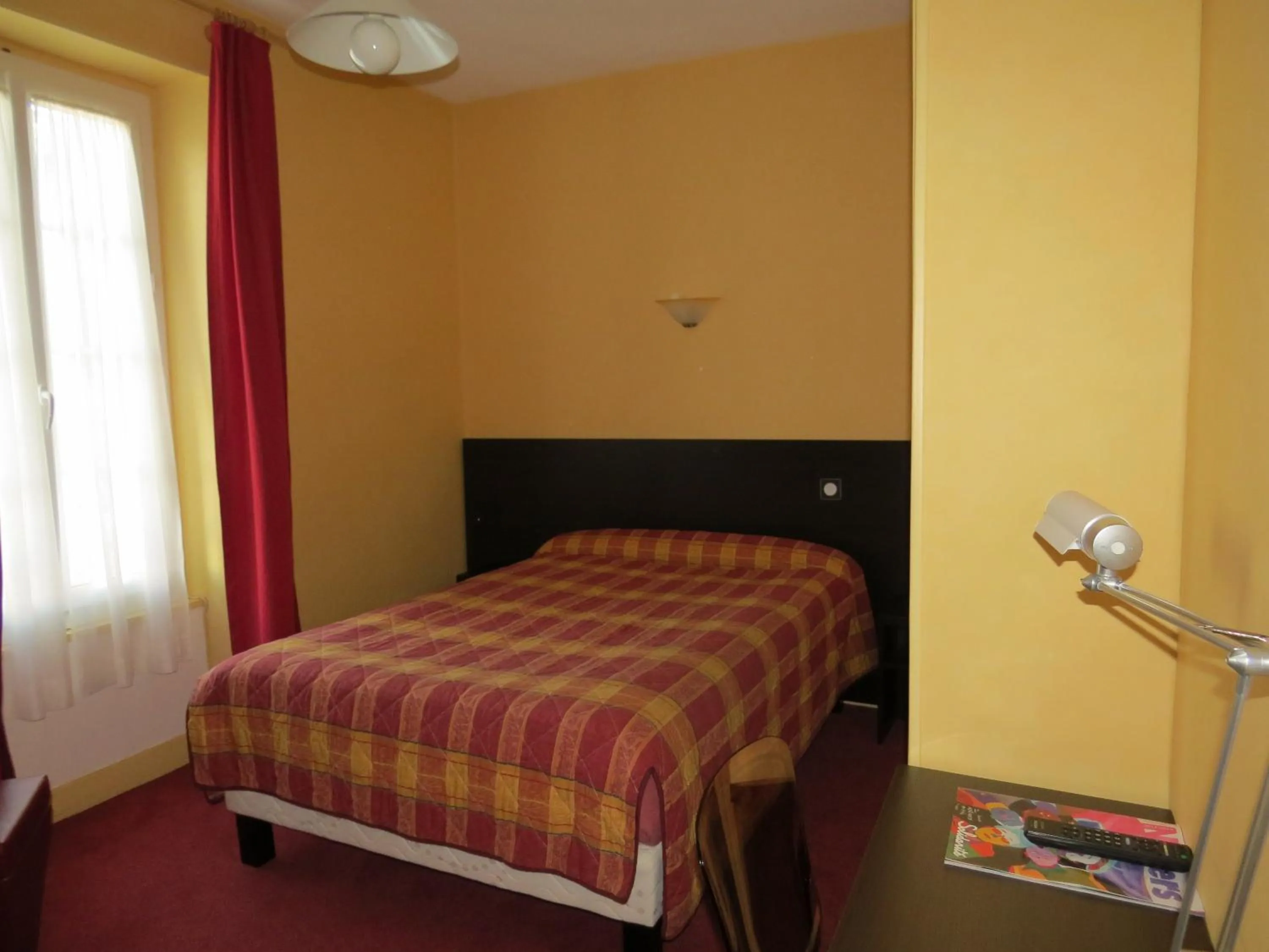 Bed in Hôtel de Clèves