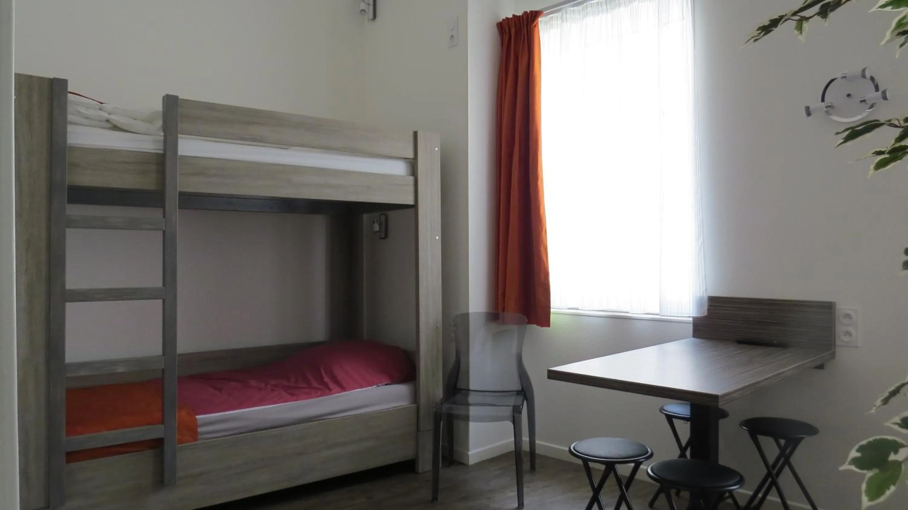 bunk bed, Bed in Hôtel de Clèves
