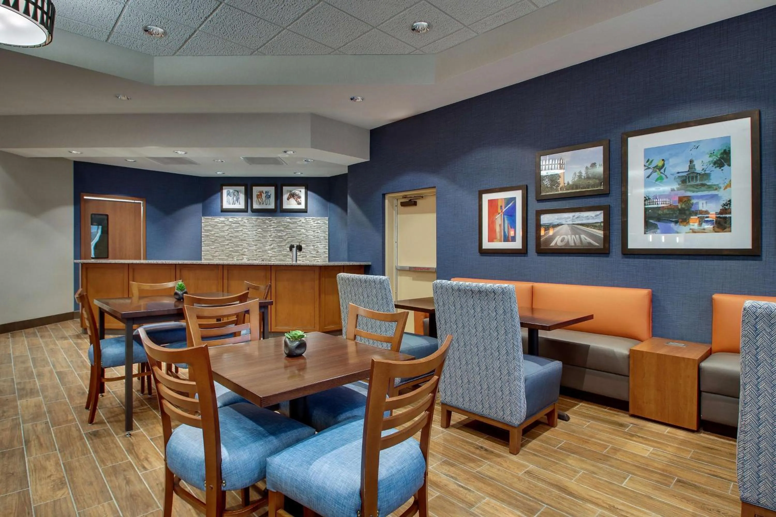 Restaurant/places to eat in Drury Inn & Suites Iowa City Coralville