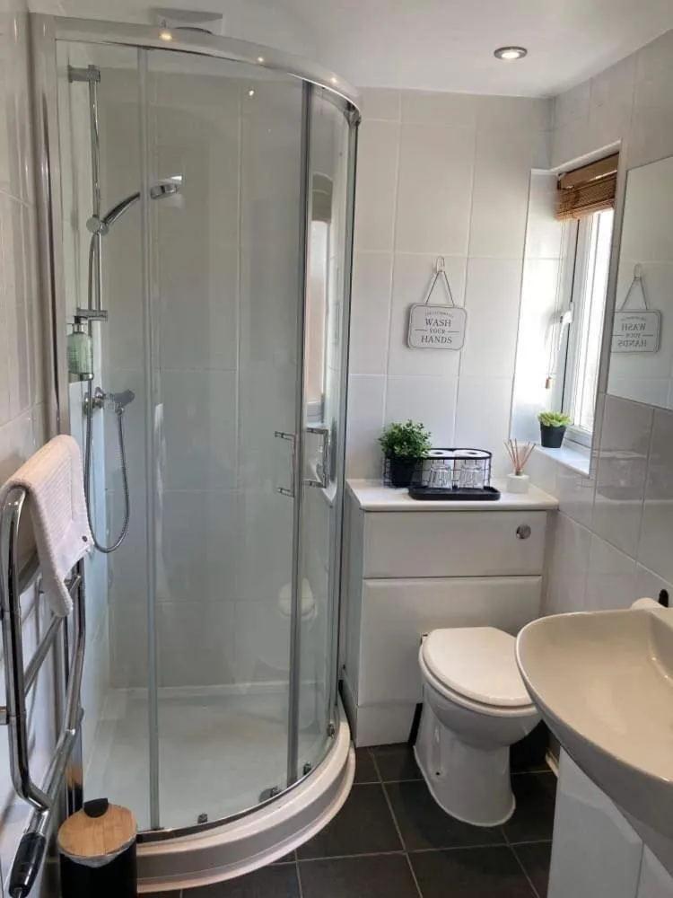 Bathroom in Blue Ball Inn, Sandygate, Exeter