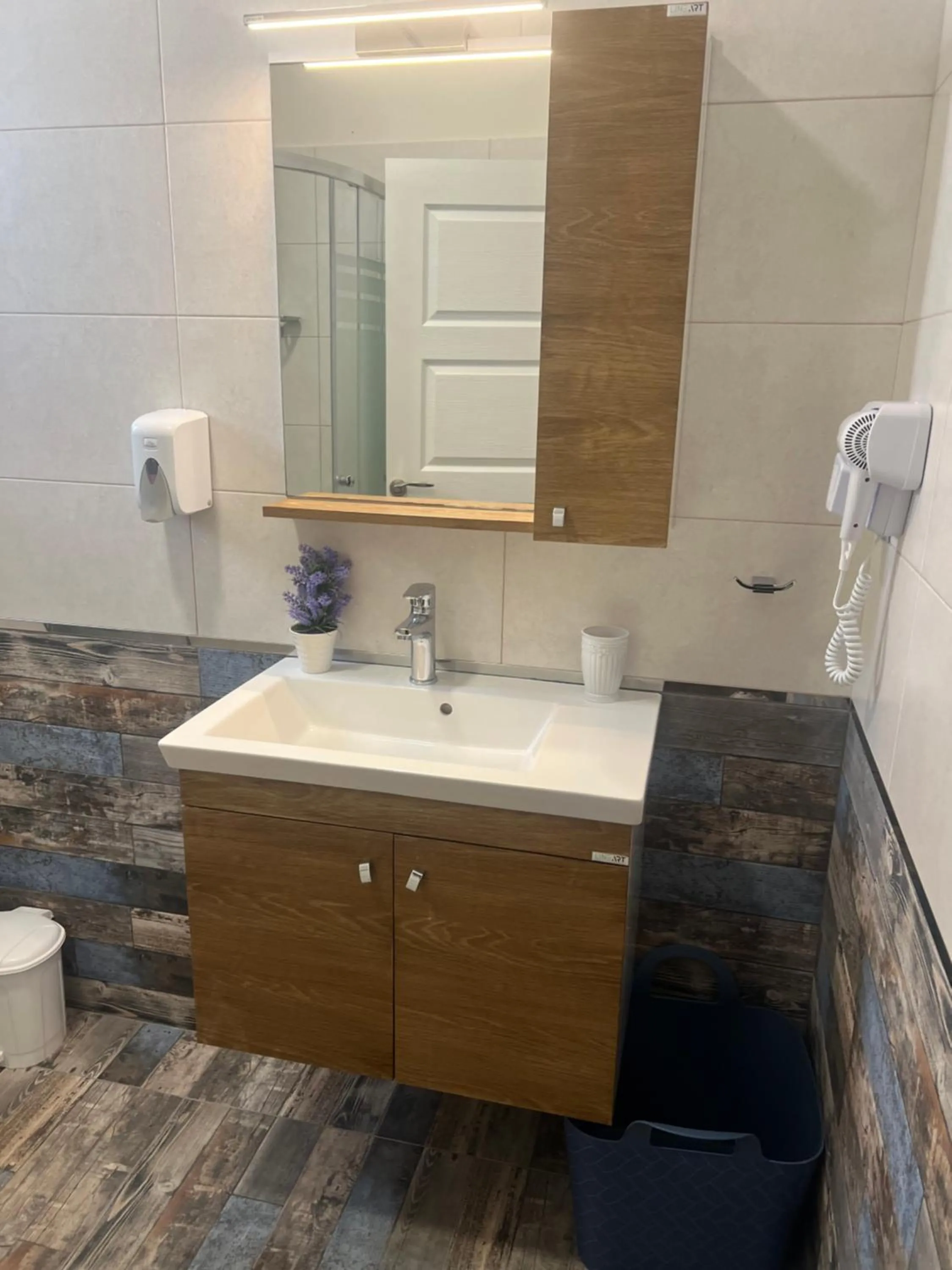 Elimia Suites & Studios