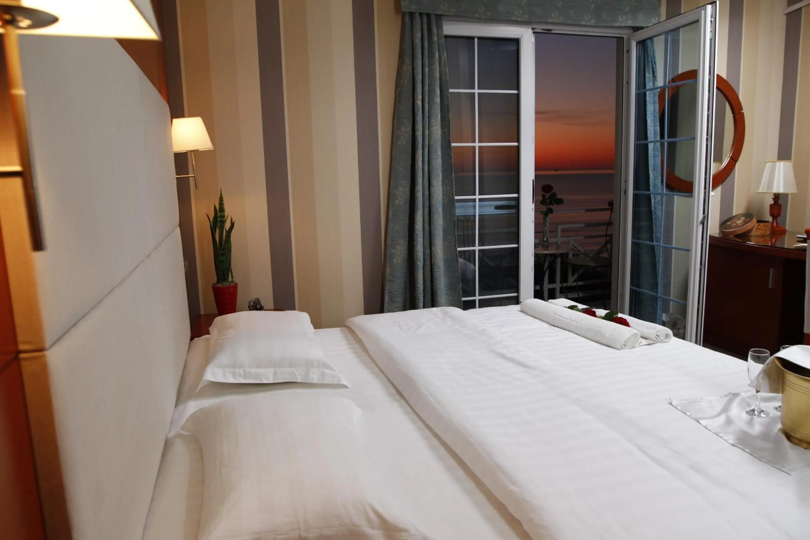 Shower, Bed in Bel Conti Hotel