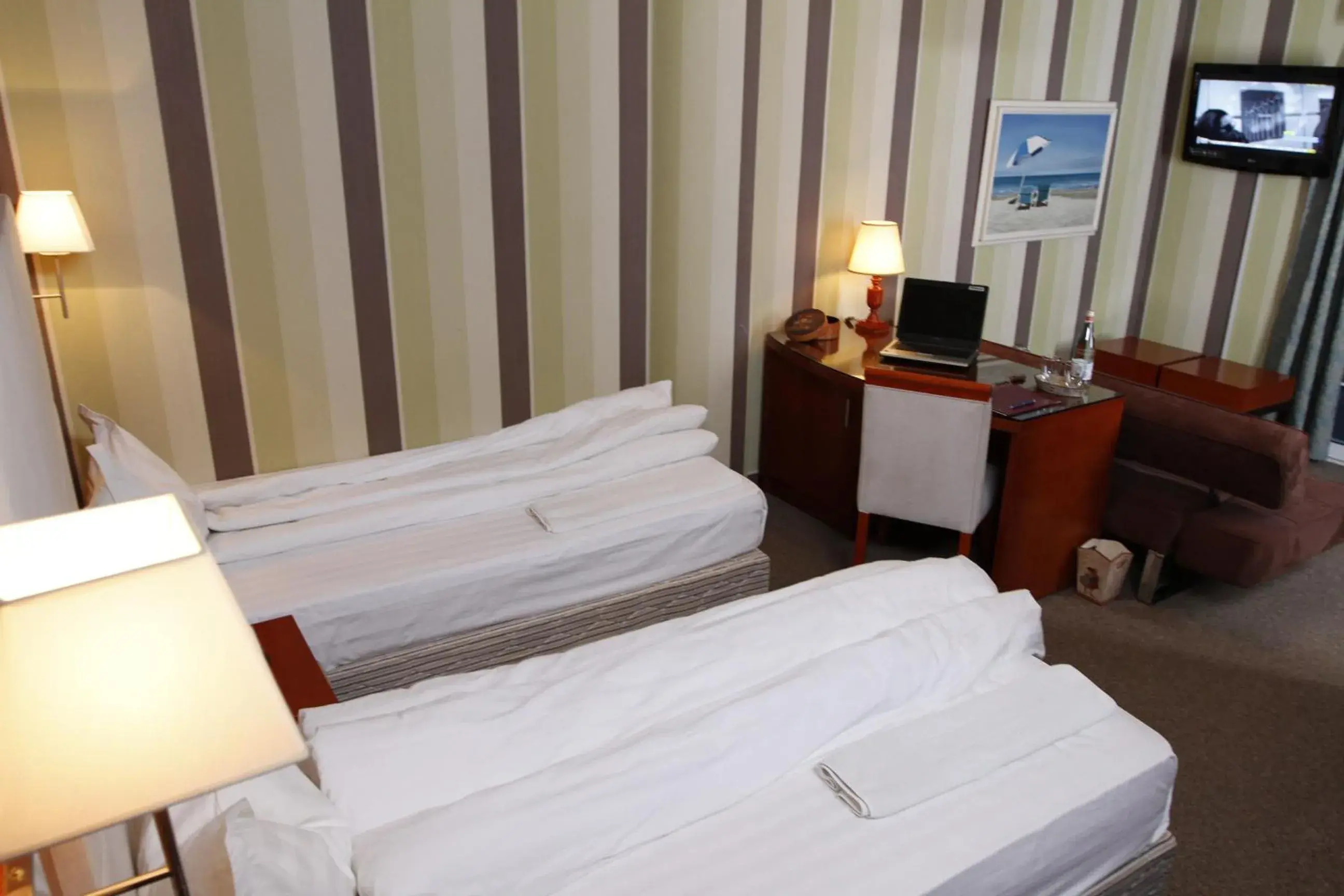 TV and multimedia, Bed in Bel Conti Hotel TV and multimedia, Bed in Bel Conti Hotel