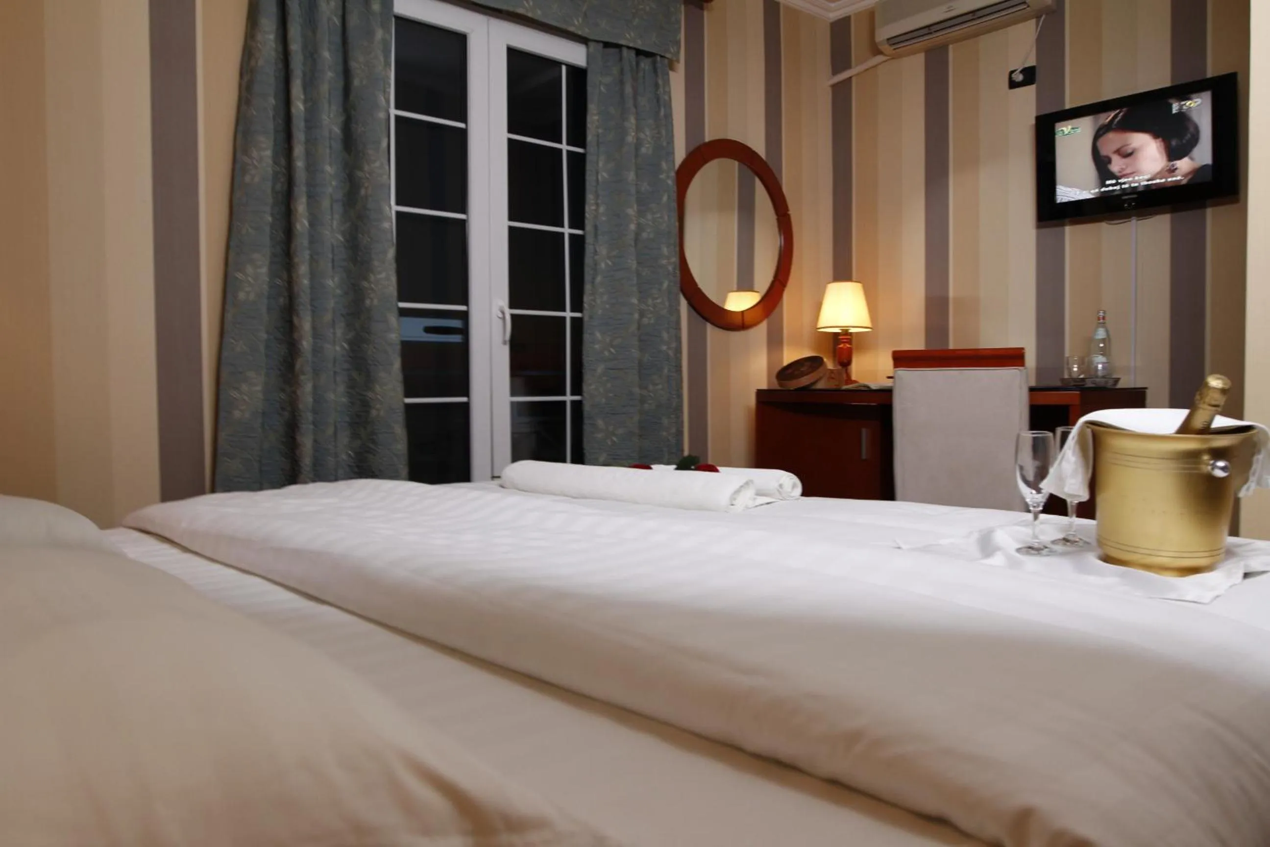 Shower, Bed in Bel Conti Hotel