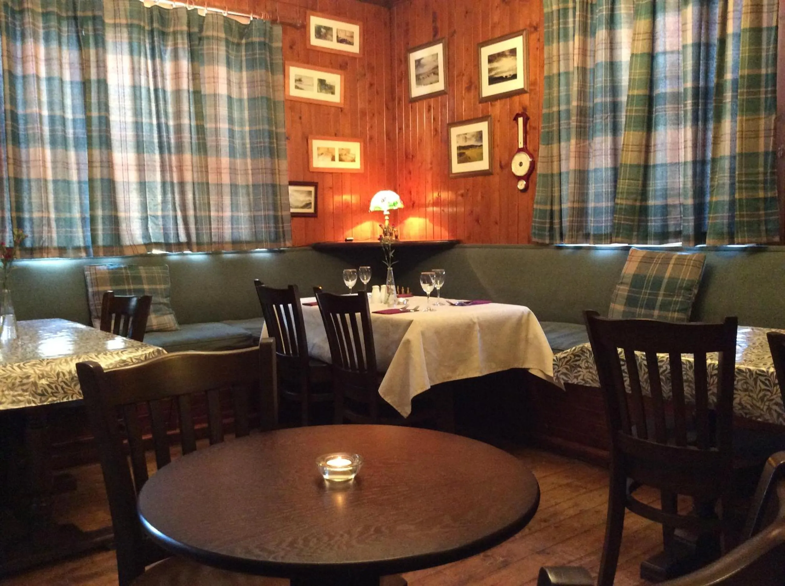 Restaurant/places to eat in Ashbank Hotel