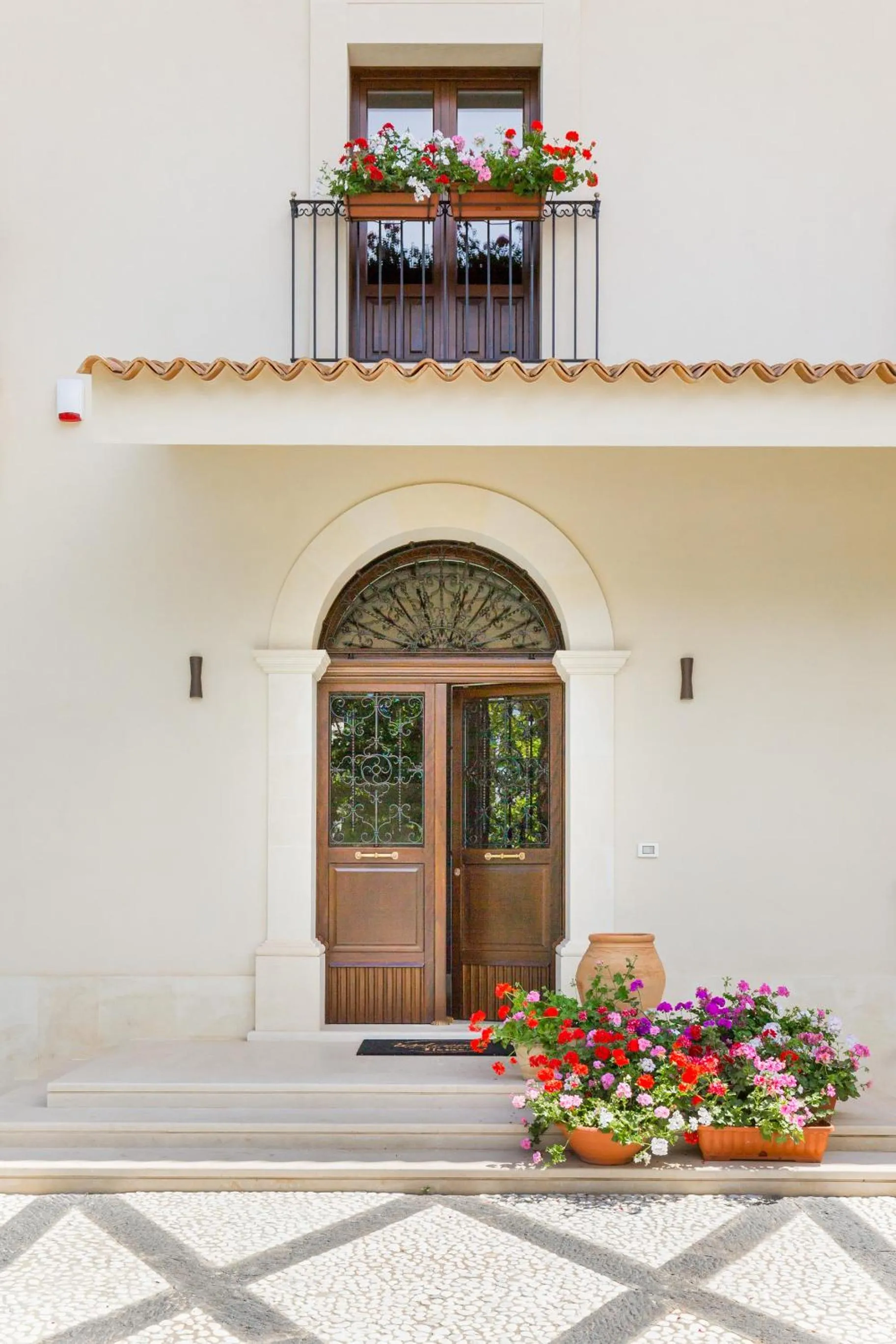 Facade/entrance in Villa Raphael