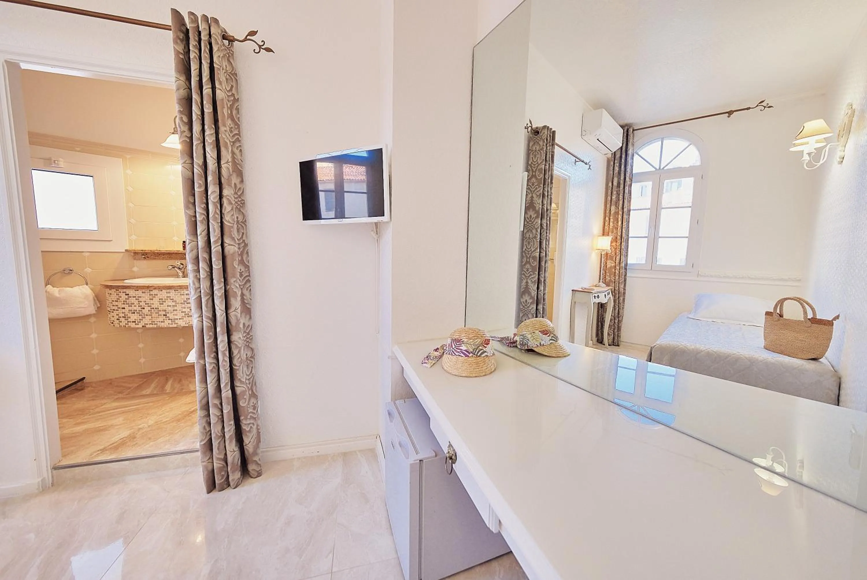 Bathroom, Bed in Le Magnolia