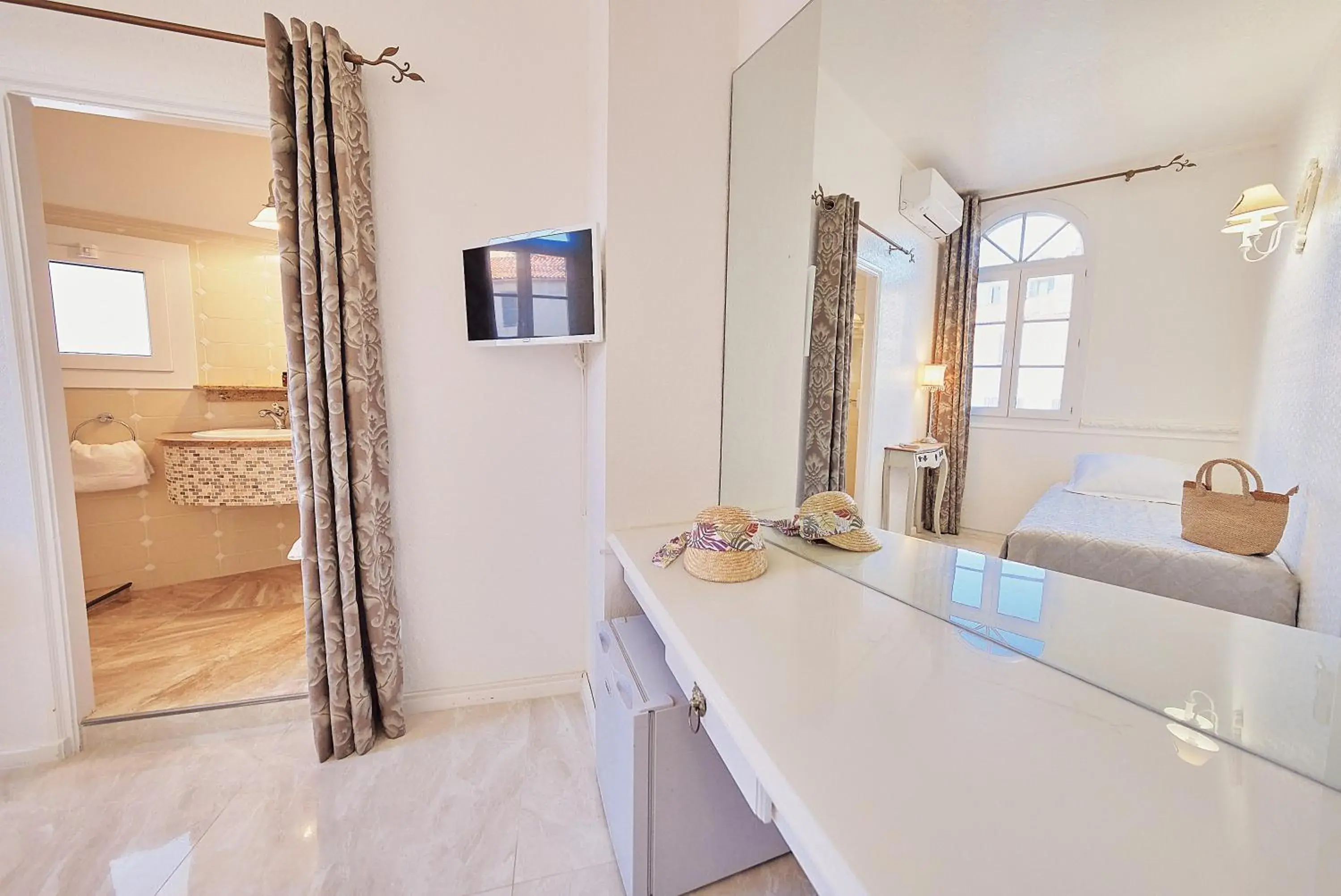 Single Room with Bathroom in Le Magnolia Single Room with Bathroom in Le Magnolia