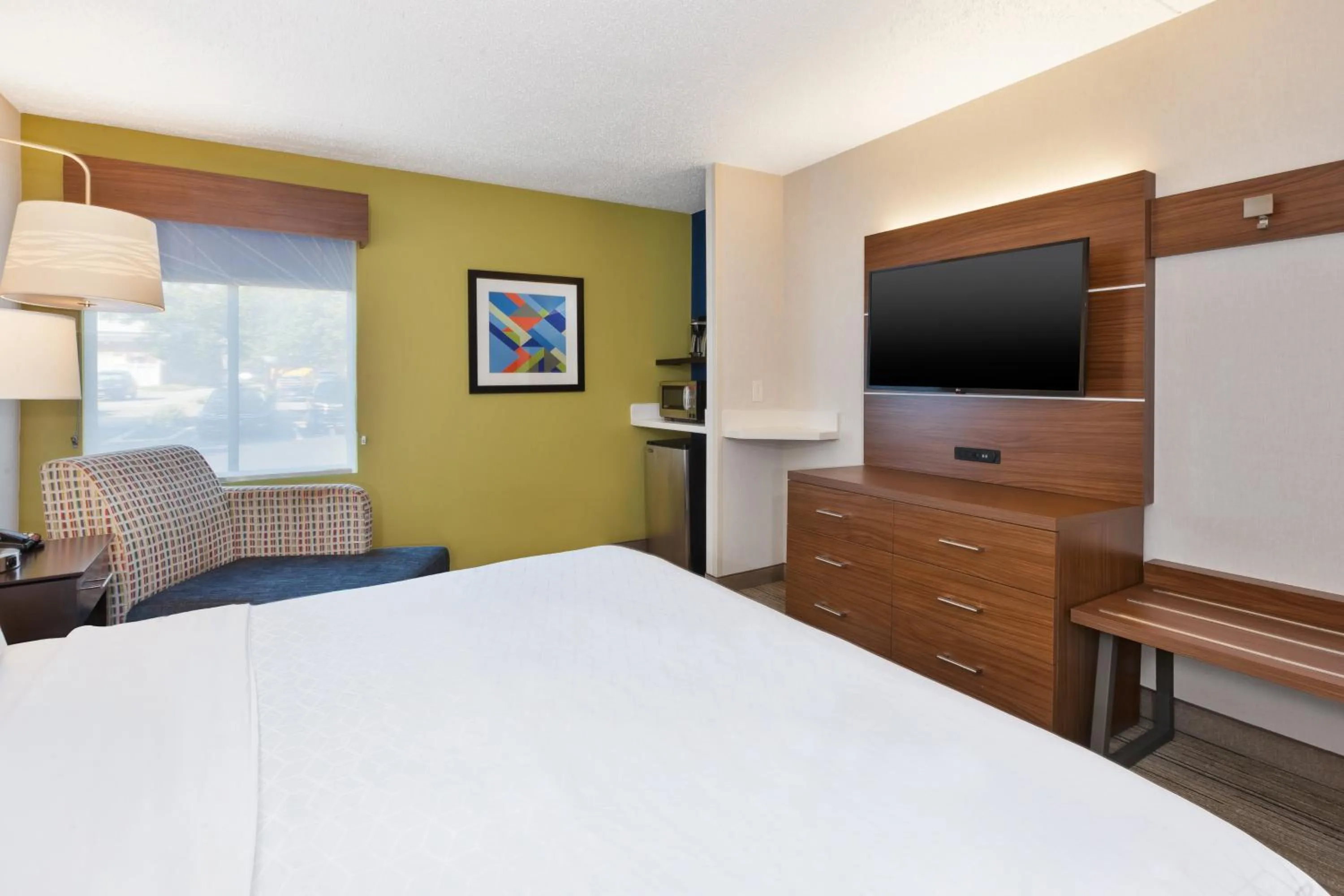 Photo of the whole room, Bed in Holiday Inn Express - Waldorf by IHG