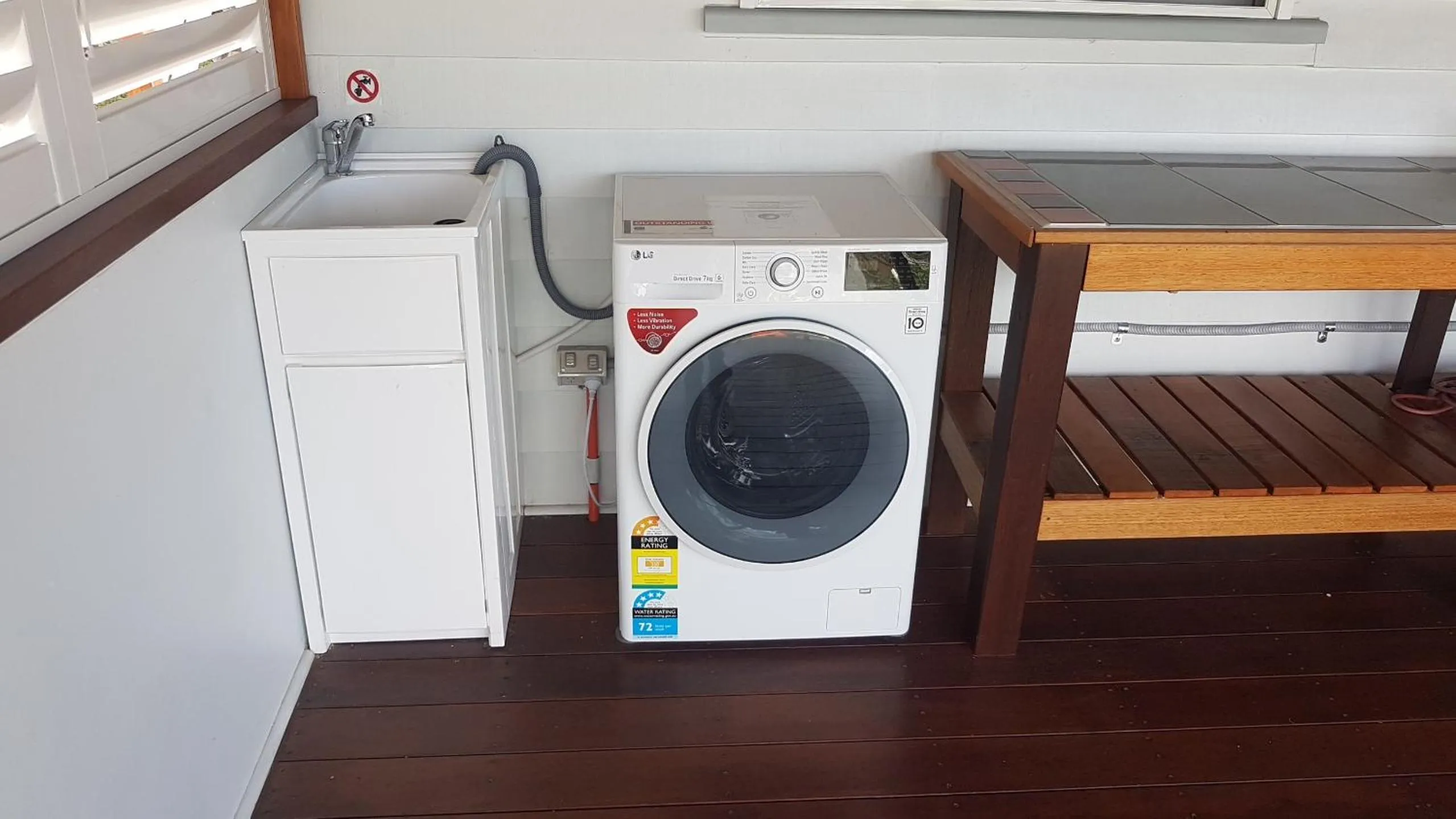 washing machine in Sustainable B&B by the Bay
