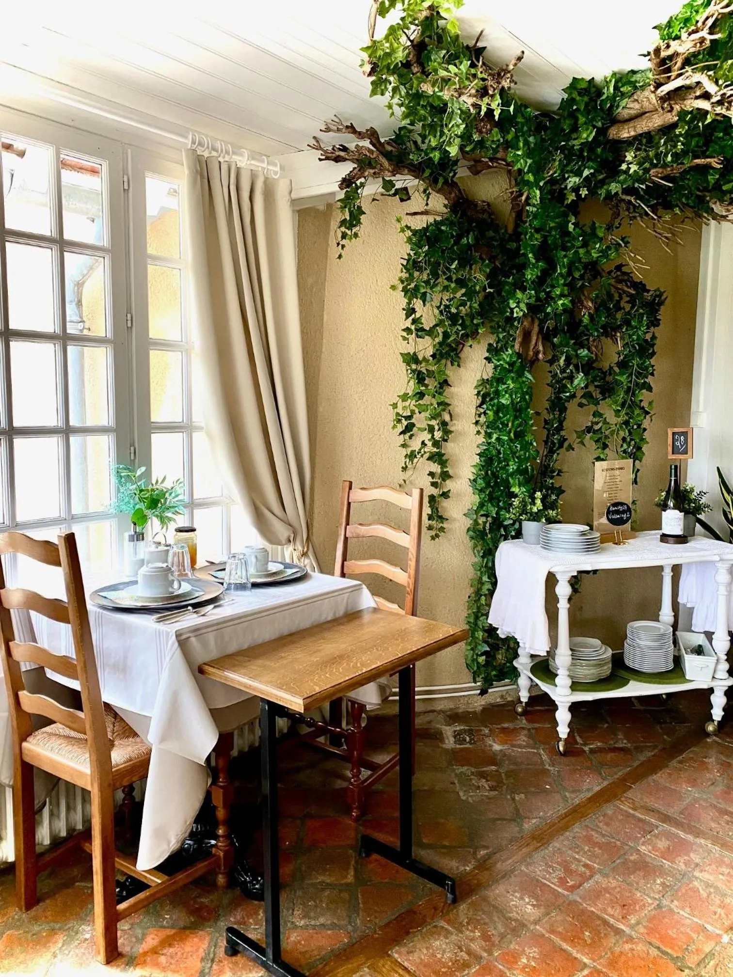 Restaurant/places to eat in Le Petit Chateau De Sainte Colombe