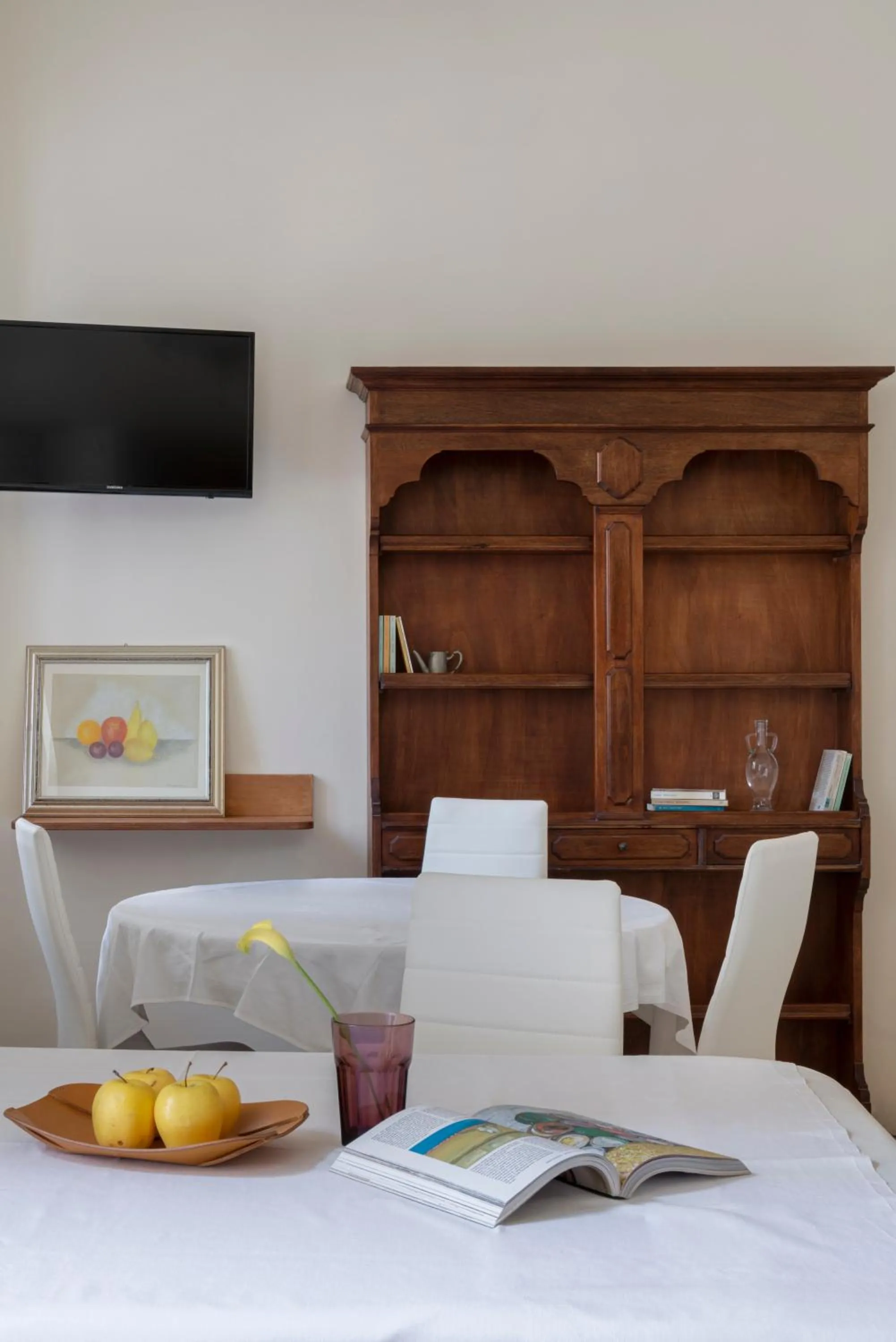 Communal lounge/ TV room, Bed in Hotel Posta