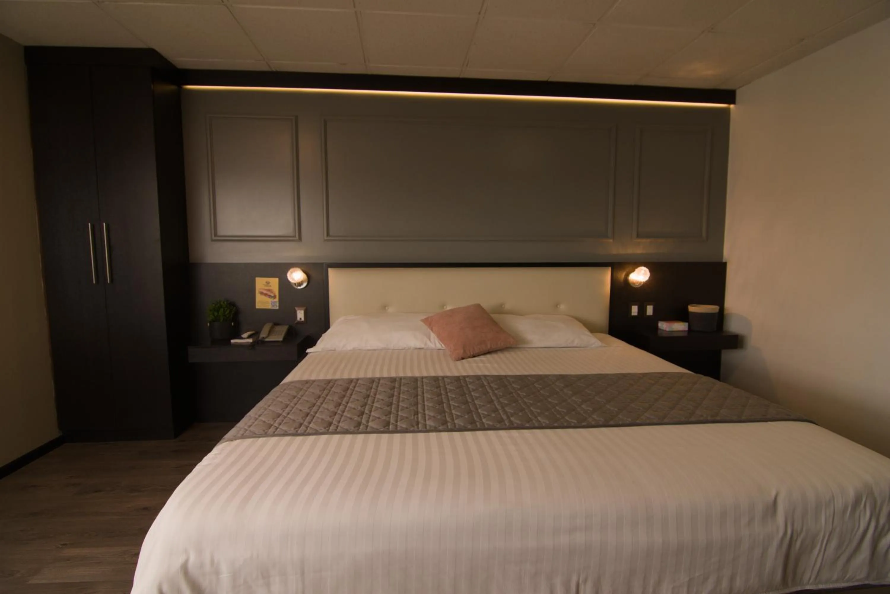 Photo of the whole room, Bed in Hotel Italia Cuenca - Tranvia Centro & Aeropuerto