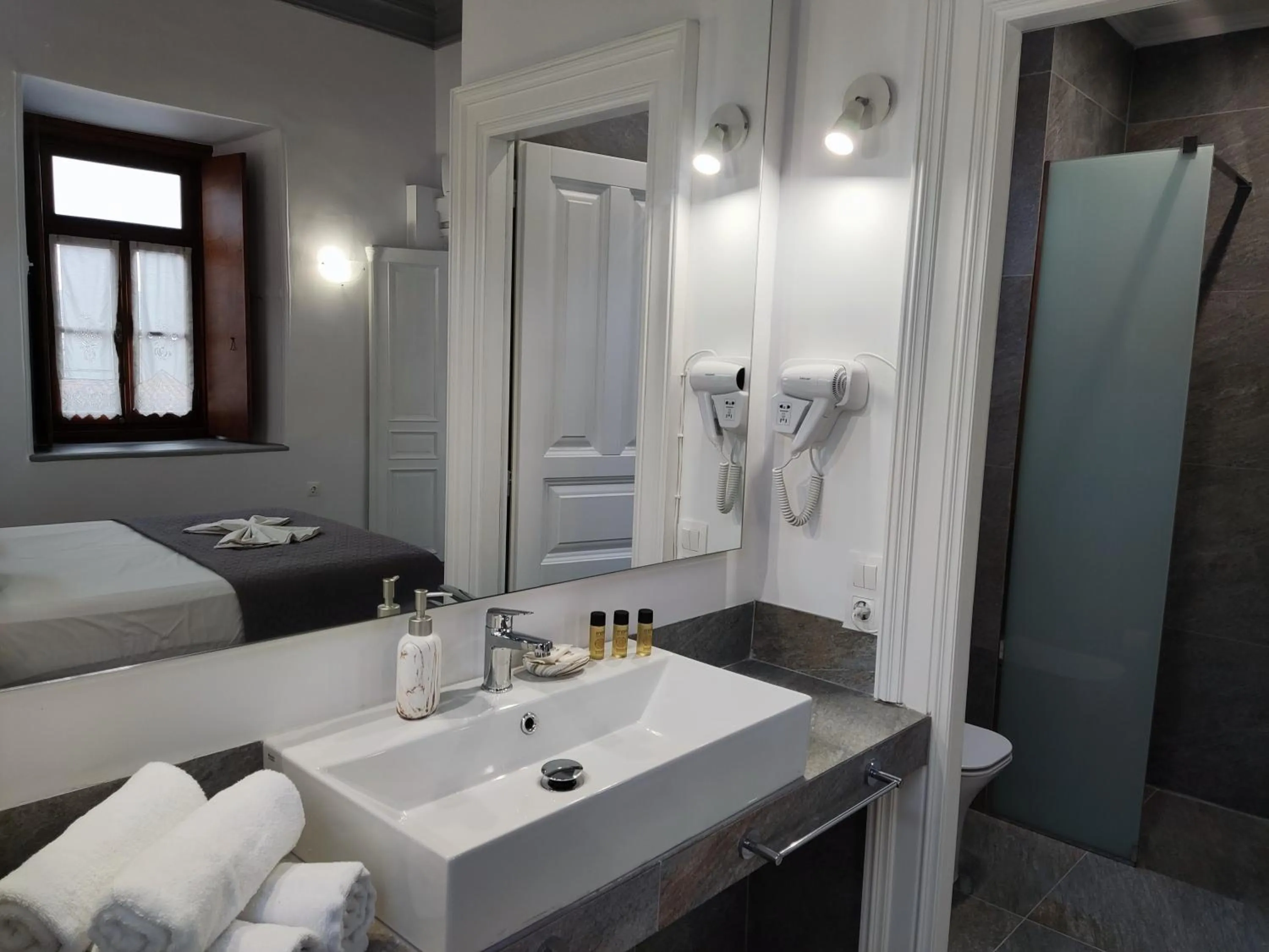 Bathroom in Achilleas Pension